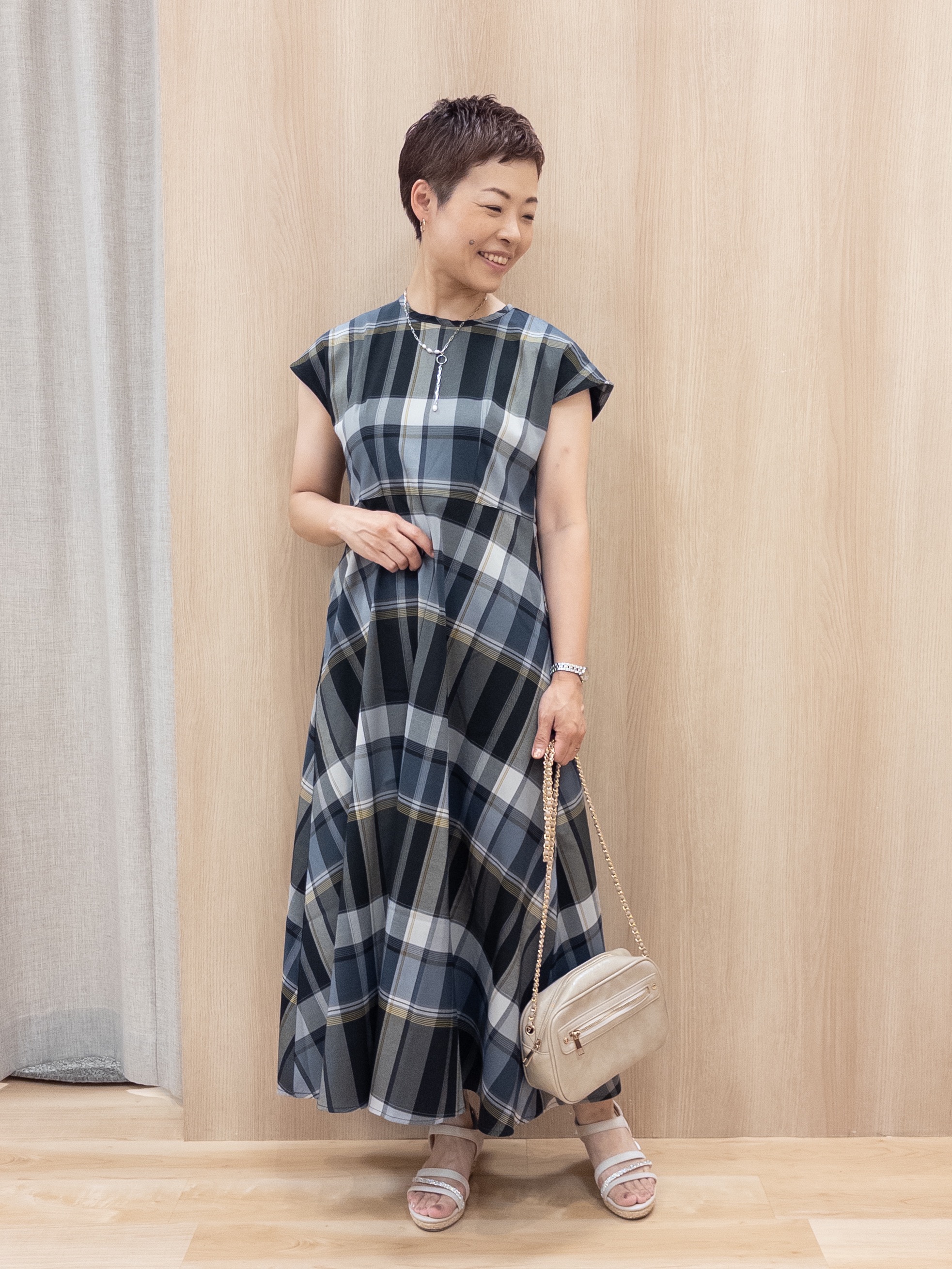 シュウコさんの「grove｜【低身長さんも選べる着丈】マドラスチェックワンピース」を使ったコーディネート