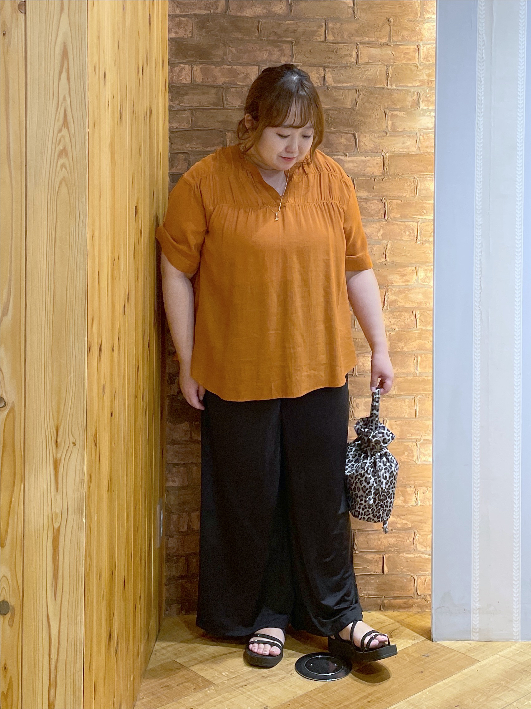 Risaさんの「SHOO･LA･RUE｜【ひんやり/UV】お袖の長さが調整出来る シャーリングスキッパーブラウス」を使ったコーディネート