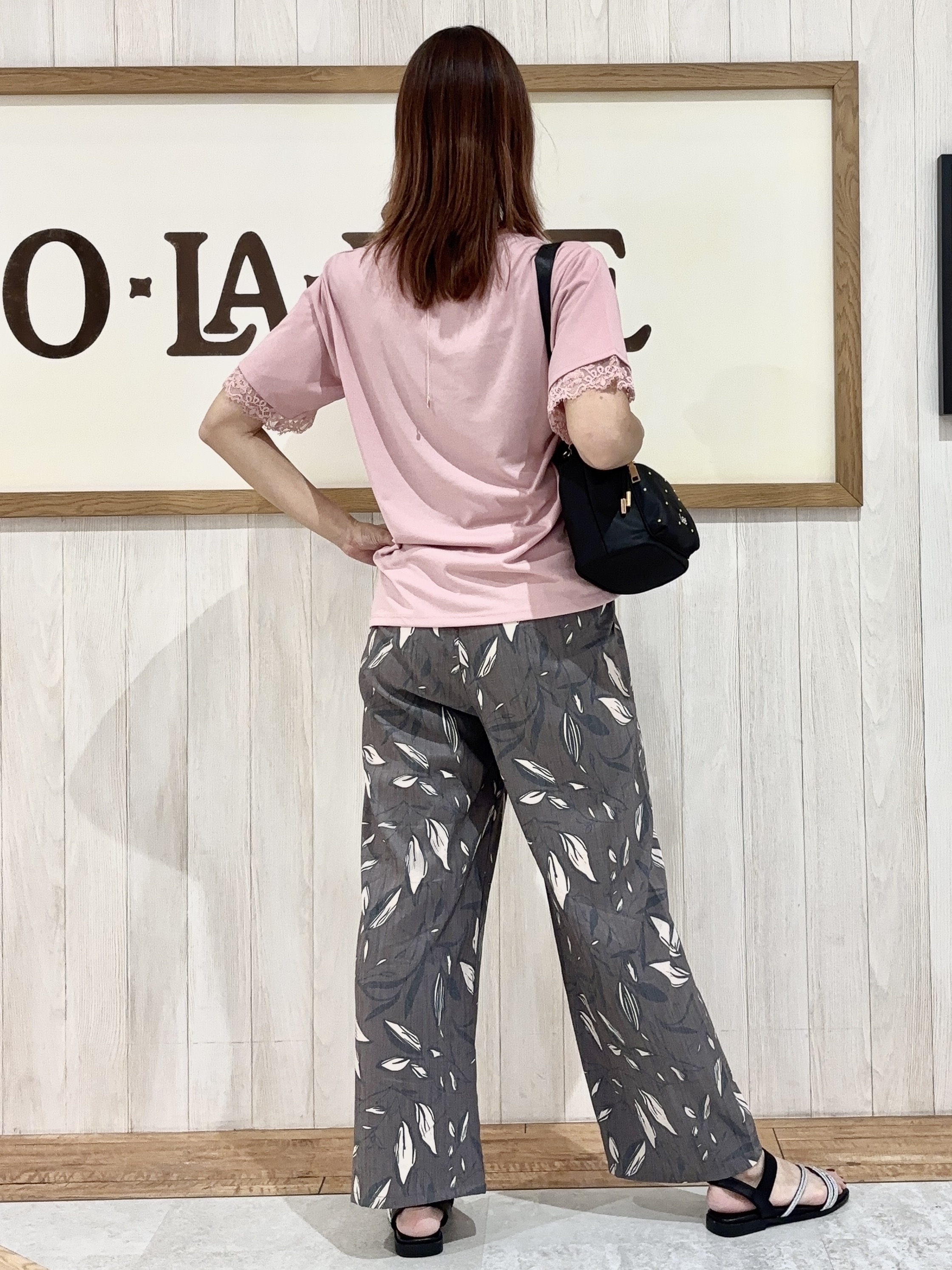 みきぽんさんの「SHOO･LA･RUE｜【ひんやり/UV/S-LL】柄アソート お袖レースTシャツ」を使ったコーディネート