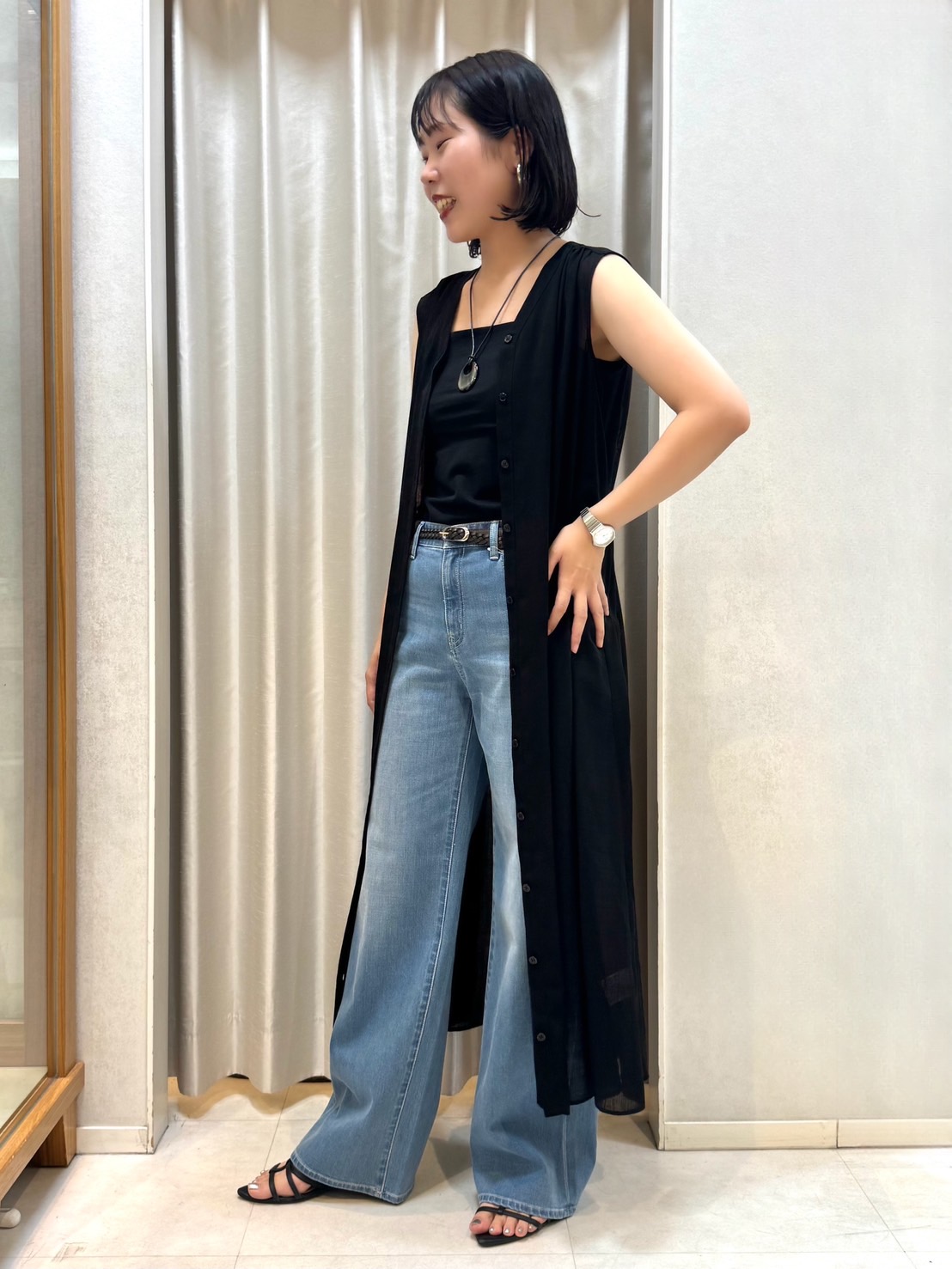 しばたさんの「UNTITLED｜【通気性/前開きボタン】シアーVネックワンピース」を使ったコーディネート