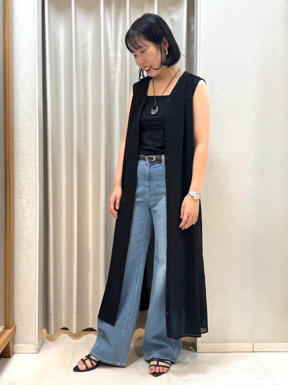 しばたさんの「UNTITLED｜【通気性/前開きボタン】シアーVネックワンピース」を使ったコーディネート