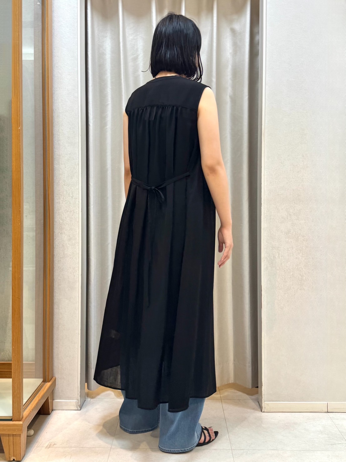 しばたさんの「UNTITLED｜【通気性/前開きボタン】シアーVネックワンピース」を使ったコーディネート