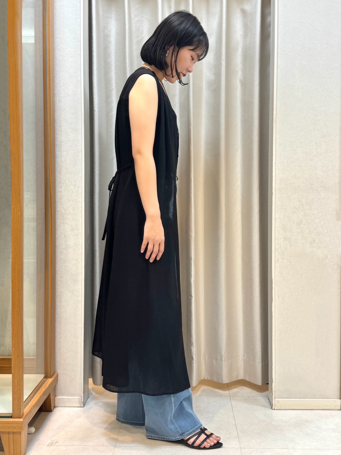 しばたさんの「UNTITLED｜【通気性/前開きボタン】シアーVネックワンピース」を使ったコーディネート