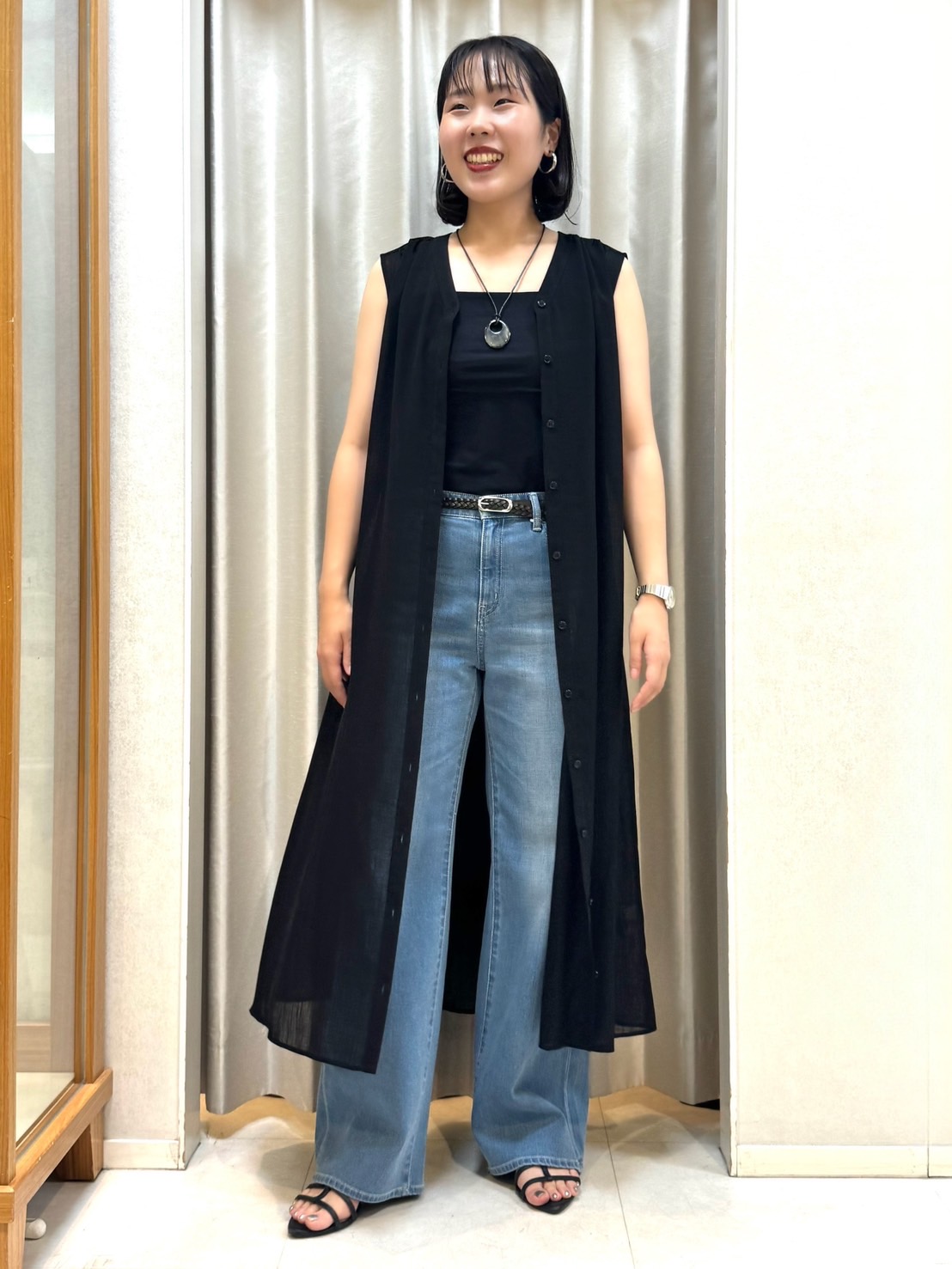 しばたさんの「UNTITLED｜【通気性/前開きボタン】シアーVネックワンピース」を使ったコーディネート