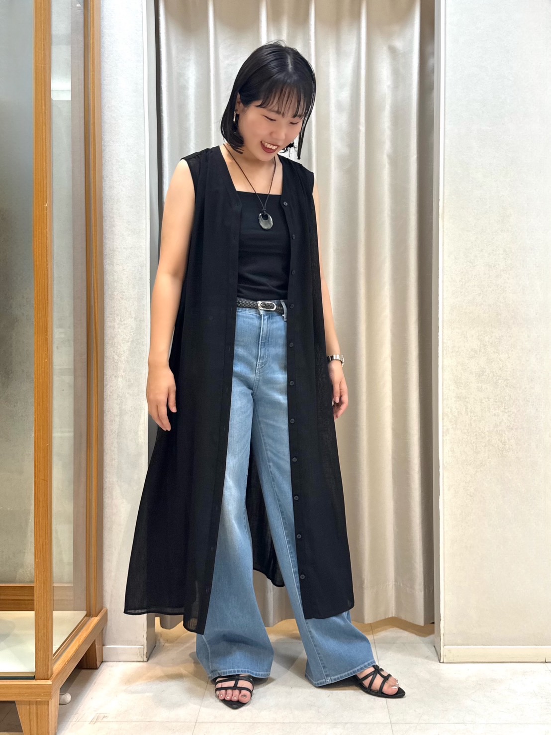 しばたさんの「UNTITLED｜【通気性/前開きボタン】シアーVネックワンピース」を使ったコーディネート
