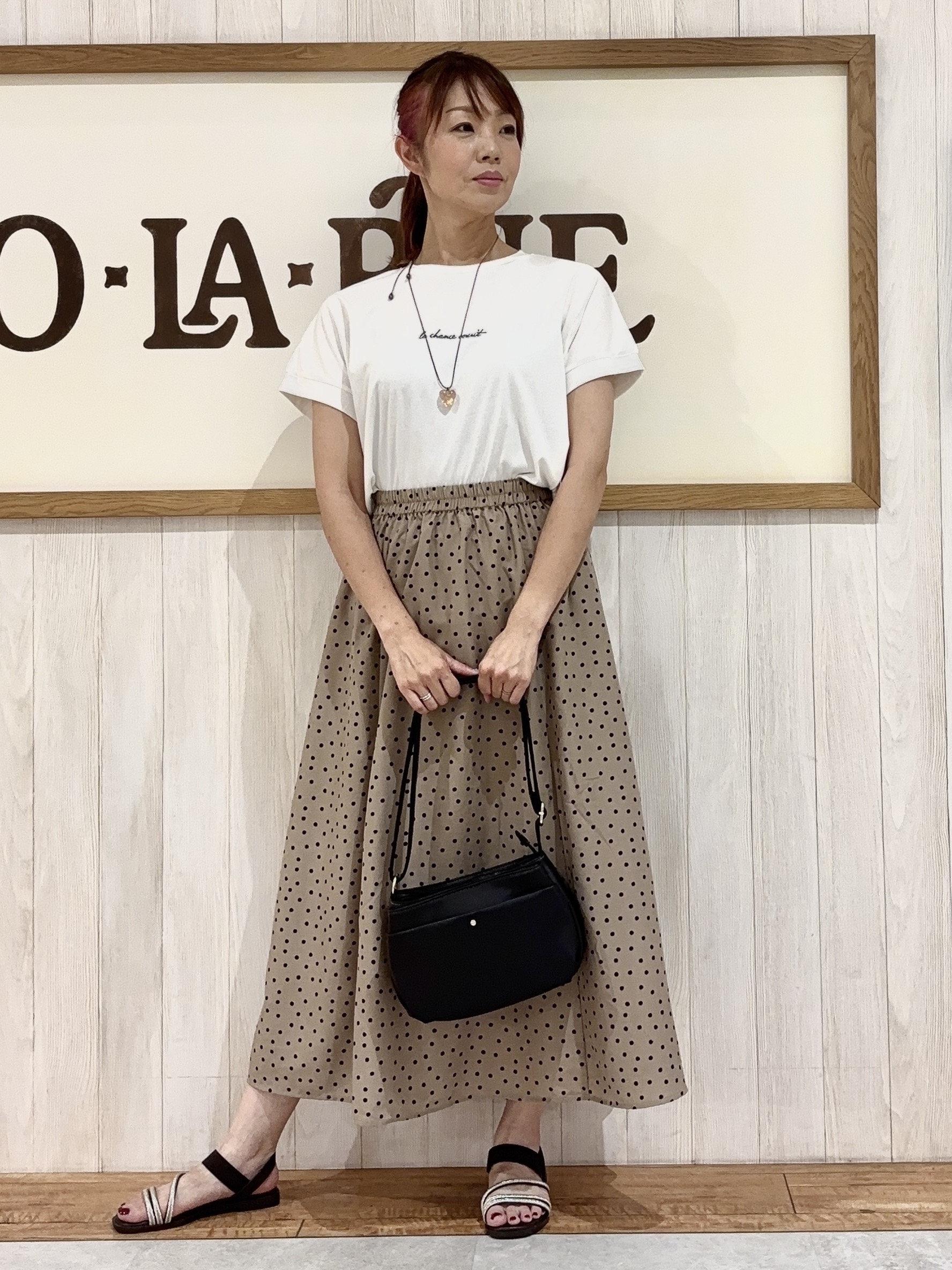 みきぽんさんの「SHOO･LA･RUE｜【汗じみ防止/ひんやり/体型カバー】真夏の味方。 汗じみが気になりにくい 大人の刺繍ロゴTシャツ」を使ったコーディネート