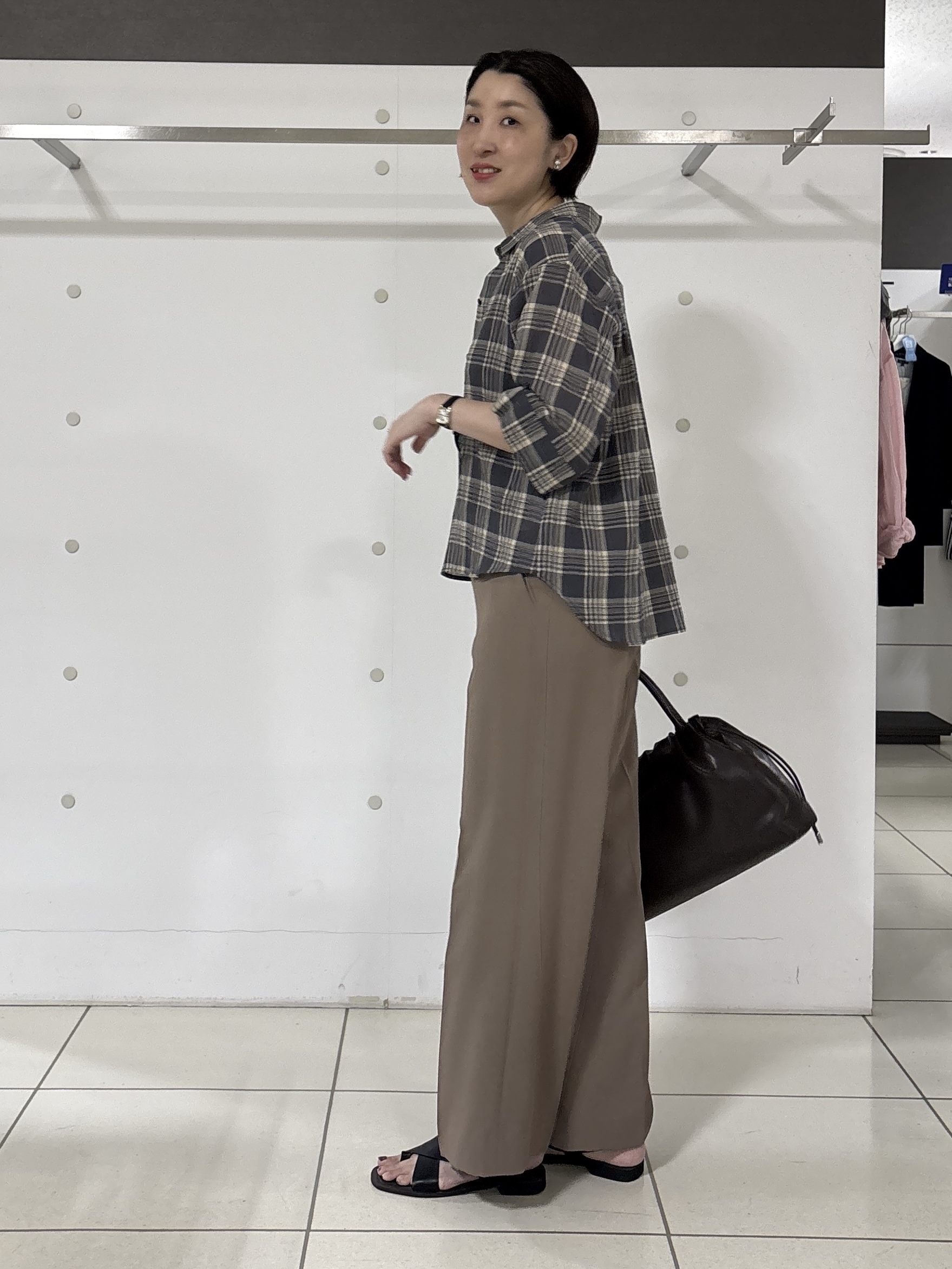 yuriさんの「INDIVI｜【新作登場！着る日傘】 ワイドストレートパンツ」を使ったコーディネート