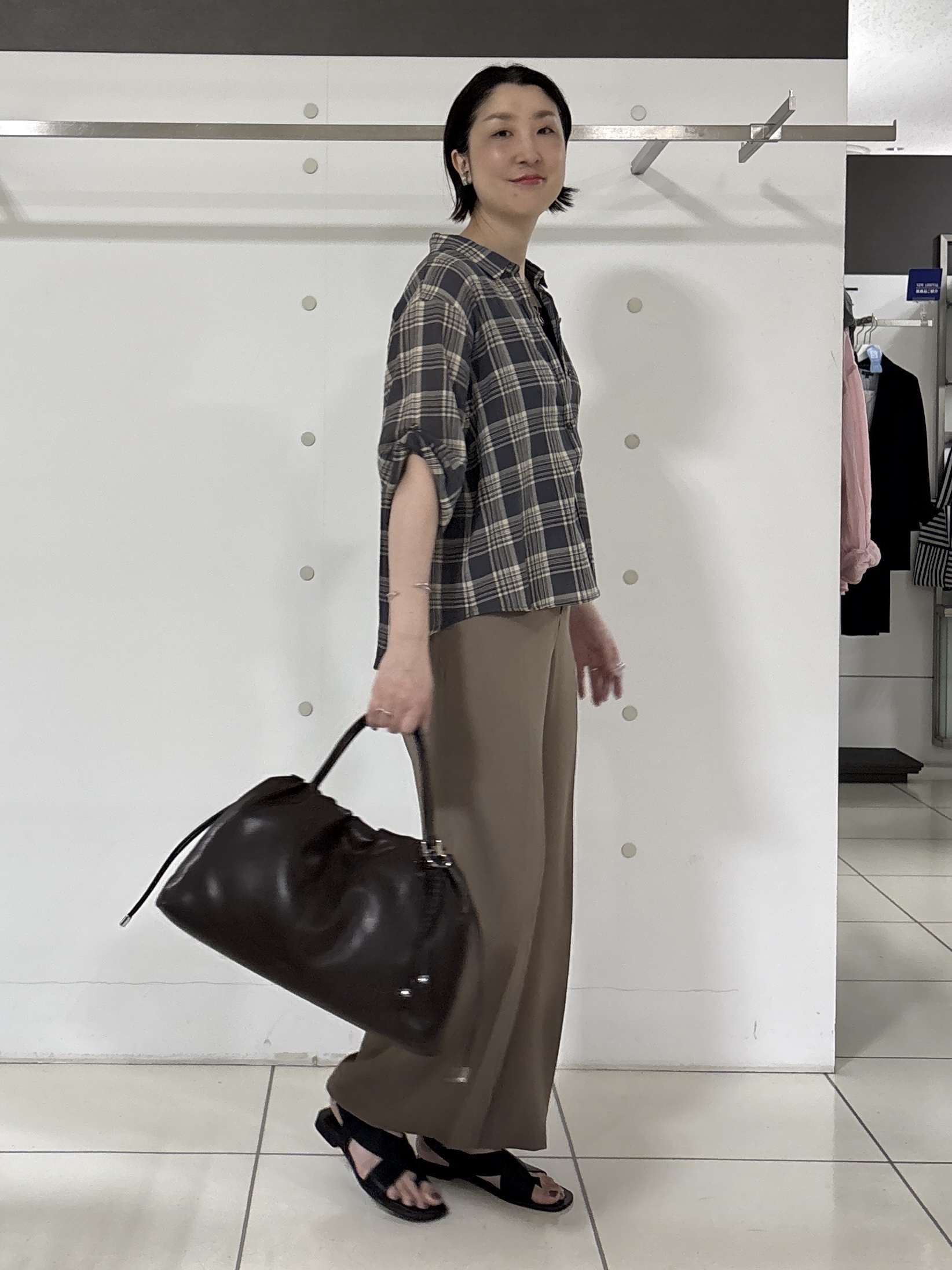 yuriさんの「INDIVI｜【新作登場！着る日傘】 ワイドストレートパンツ」を使ったコーディネート