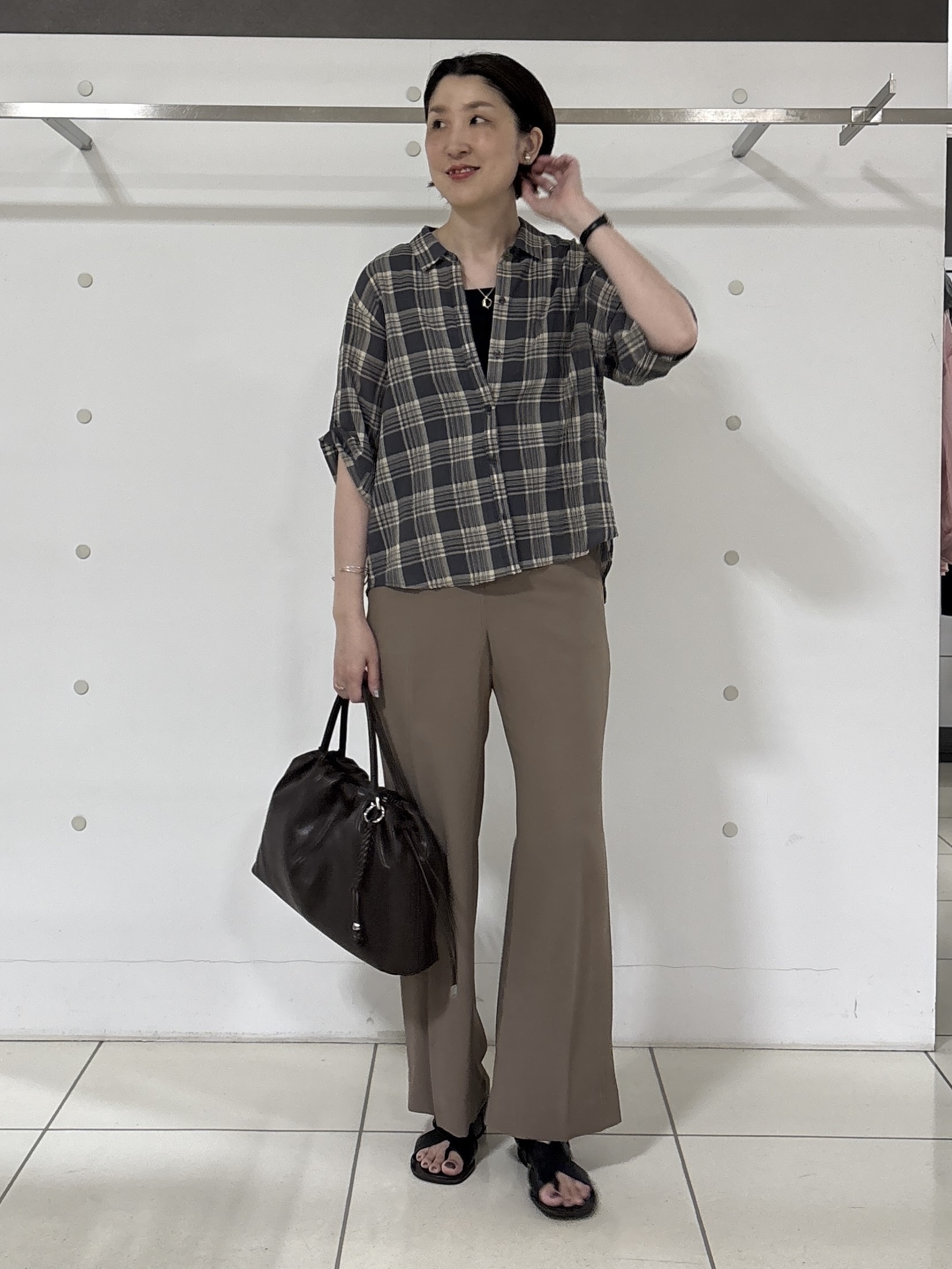 yuriさんの「INDIVI｜【新作登場！着る日傘】 ワイドストレートパンツ」を使ったコーディネート
