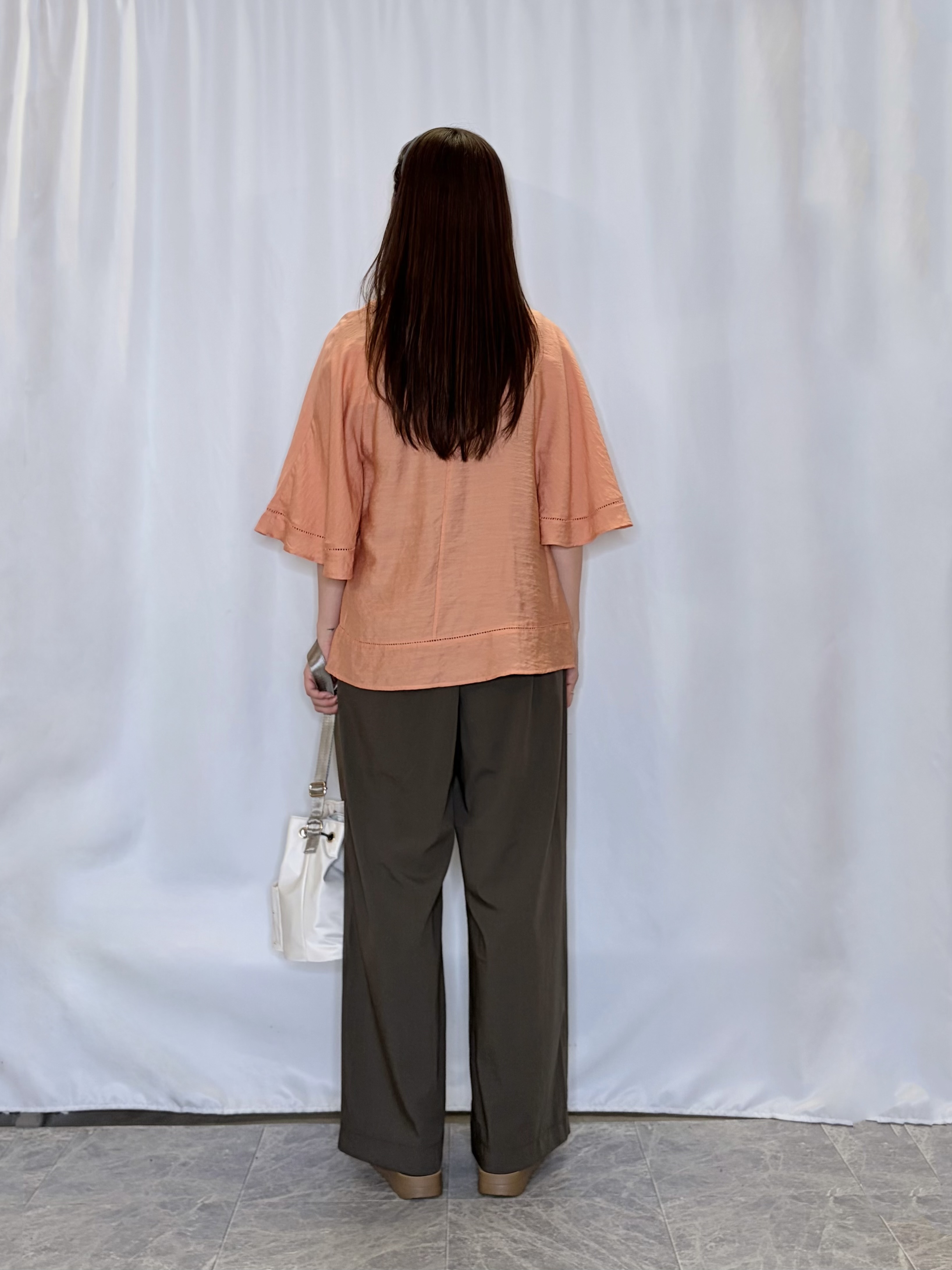 おうめさんの「SHOO･LA･RUE｜【ひんやり/S-LL/洗濯機可】体型カバー ふんわりスラブポンチョ風ブラウス」を使ったコーディネート