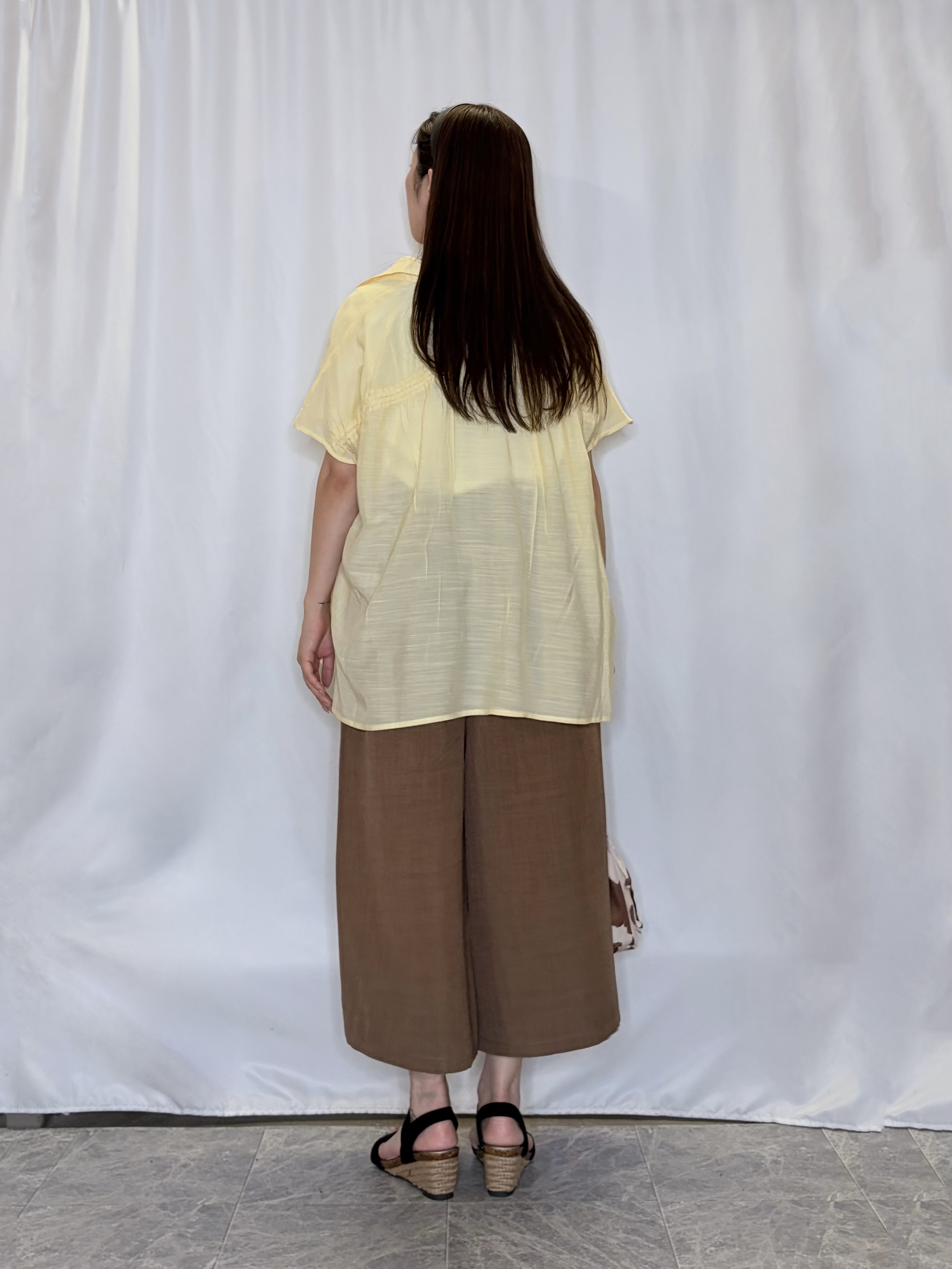 おうめさんの「SHOO･LA･RUE｜【ひんやり/UV】ほんのりシアーで上品な バックギャザーブラウス」を使ったコーディネート