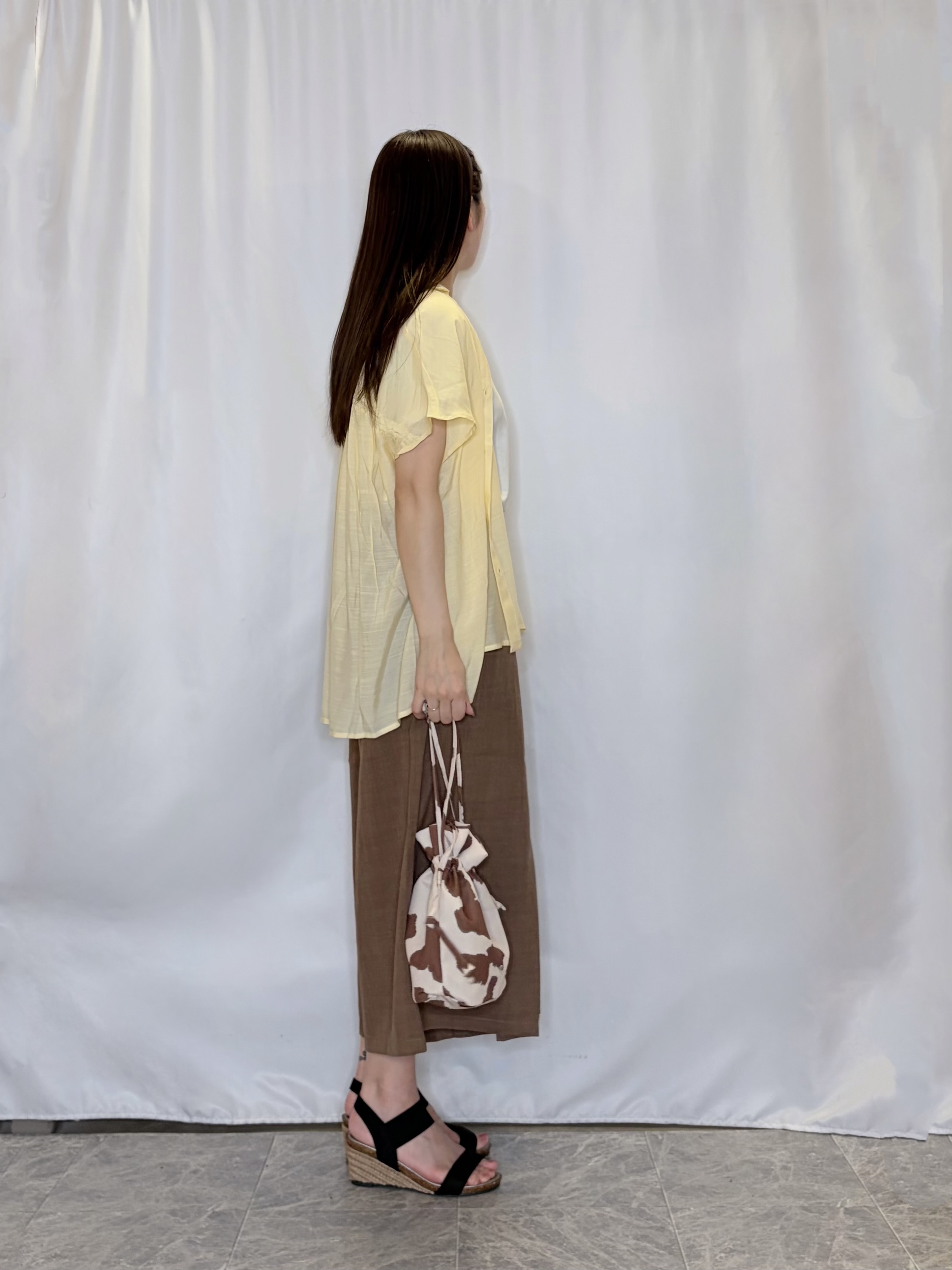おうめさんの「SHOO･LA･RUE｜【ひんやり/UV】ほんのりシアーで上品な バックギャザーブラウス」を使ったコーディネート