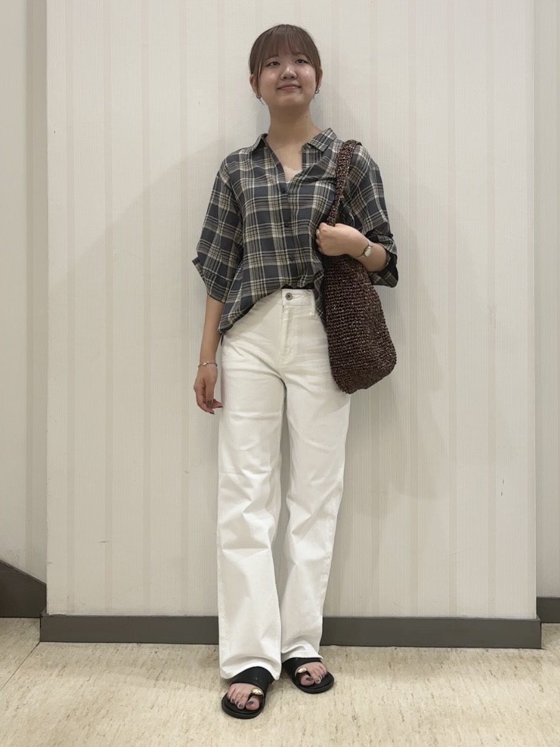 ちひさんの「INDIVI｜【透け感／2WAY】袖アレンジ チェックシャツ」を使ったコーディネート
