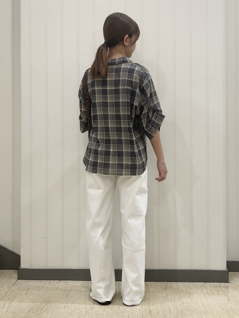 ちひさんの「INDIVI｜【透け感／2WAY】袖アレンジ チェックシャツ」を使ったコーディネート