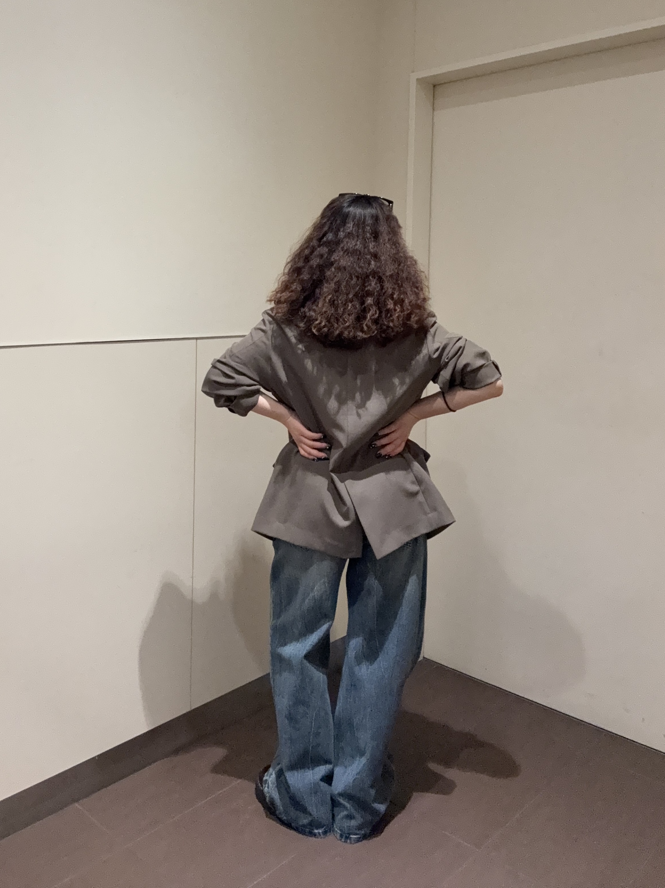 安本有里さんの「tk.TAKEO KIKUCHI｜【防シワ／ストレッチ/セット対応可】smart shift series テーラードジャケット」を使ったコーディネート