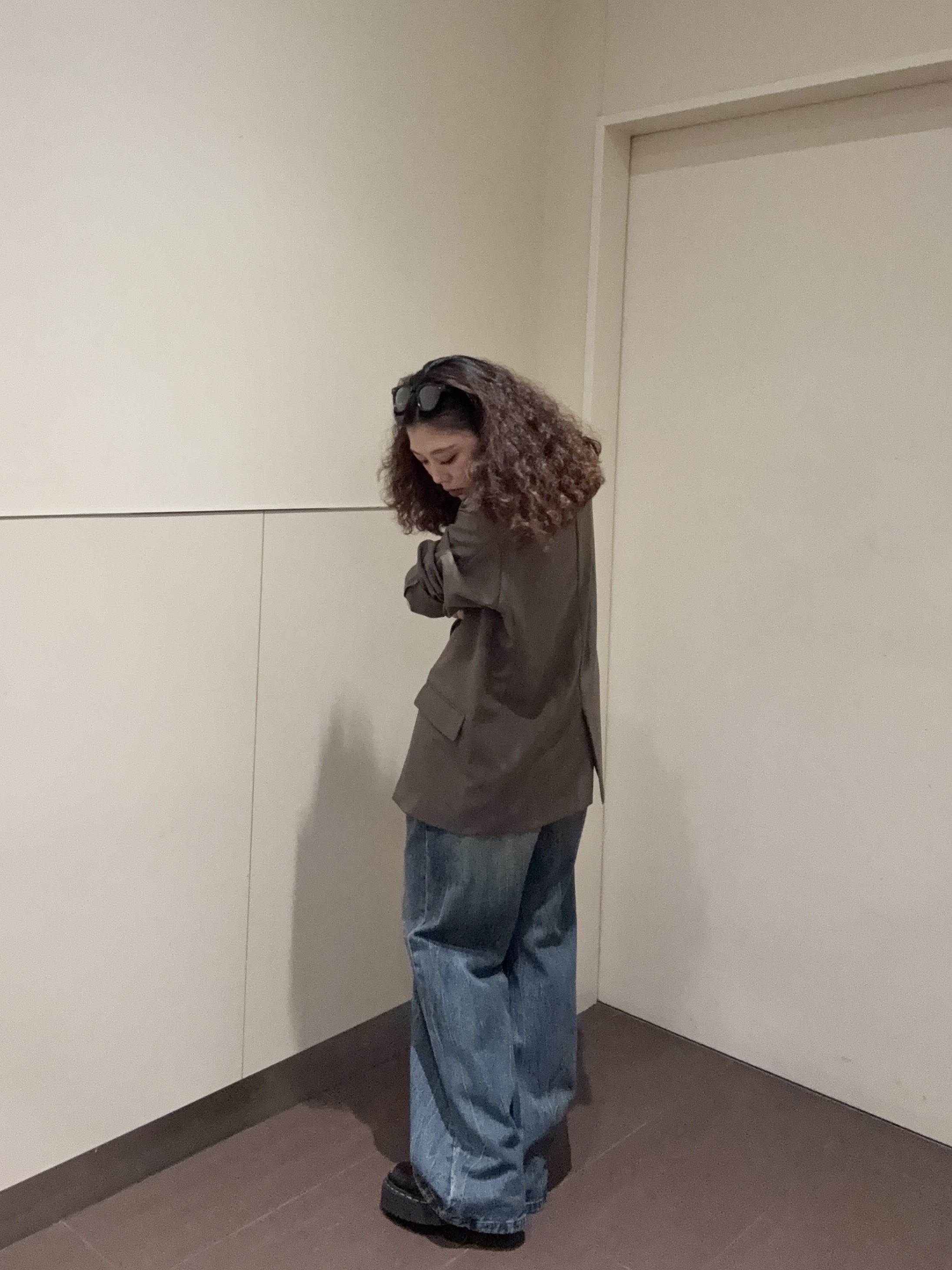 安本有里さんの「tk.TAKEO KIKUCHI｜【防シワ／ストレッチ/セット対応可】smart shift series テーラードジャケット」を使ったコーディネート