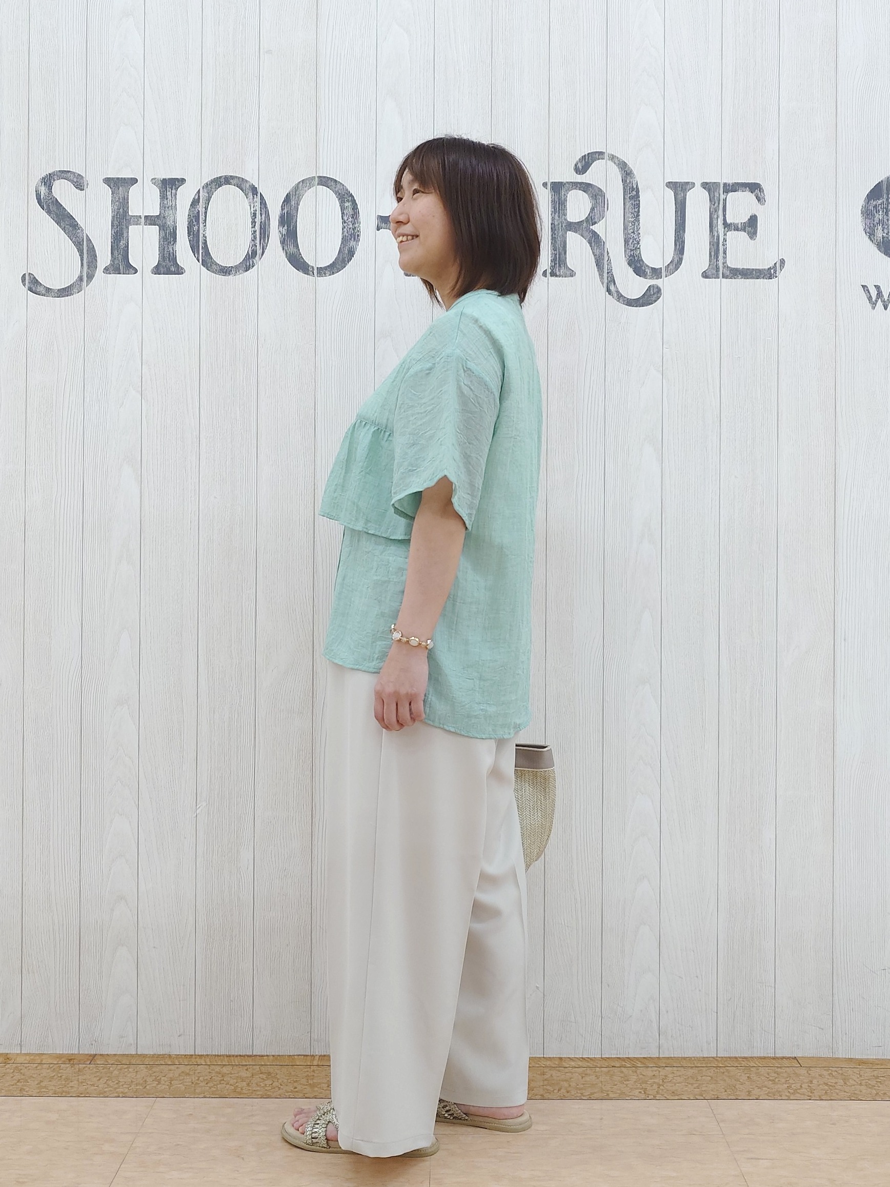 とろろさんの「SHOO･LA･RUE｜フロントフリル シアーワッシャーブラウス」を使ったコーディネート
