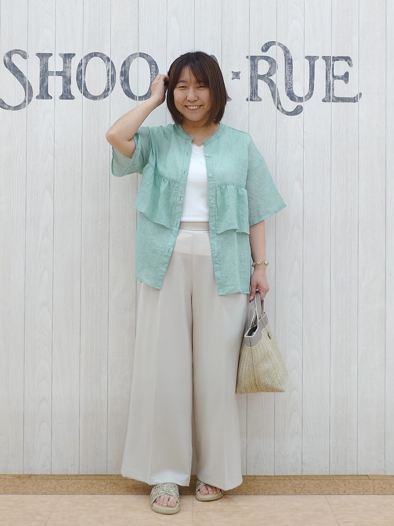とろろさんの「SHOO･LA･RUE｜フロントフリル シアーワッシャーブラウス」を使ったコーディネート