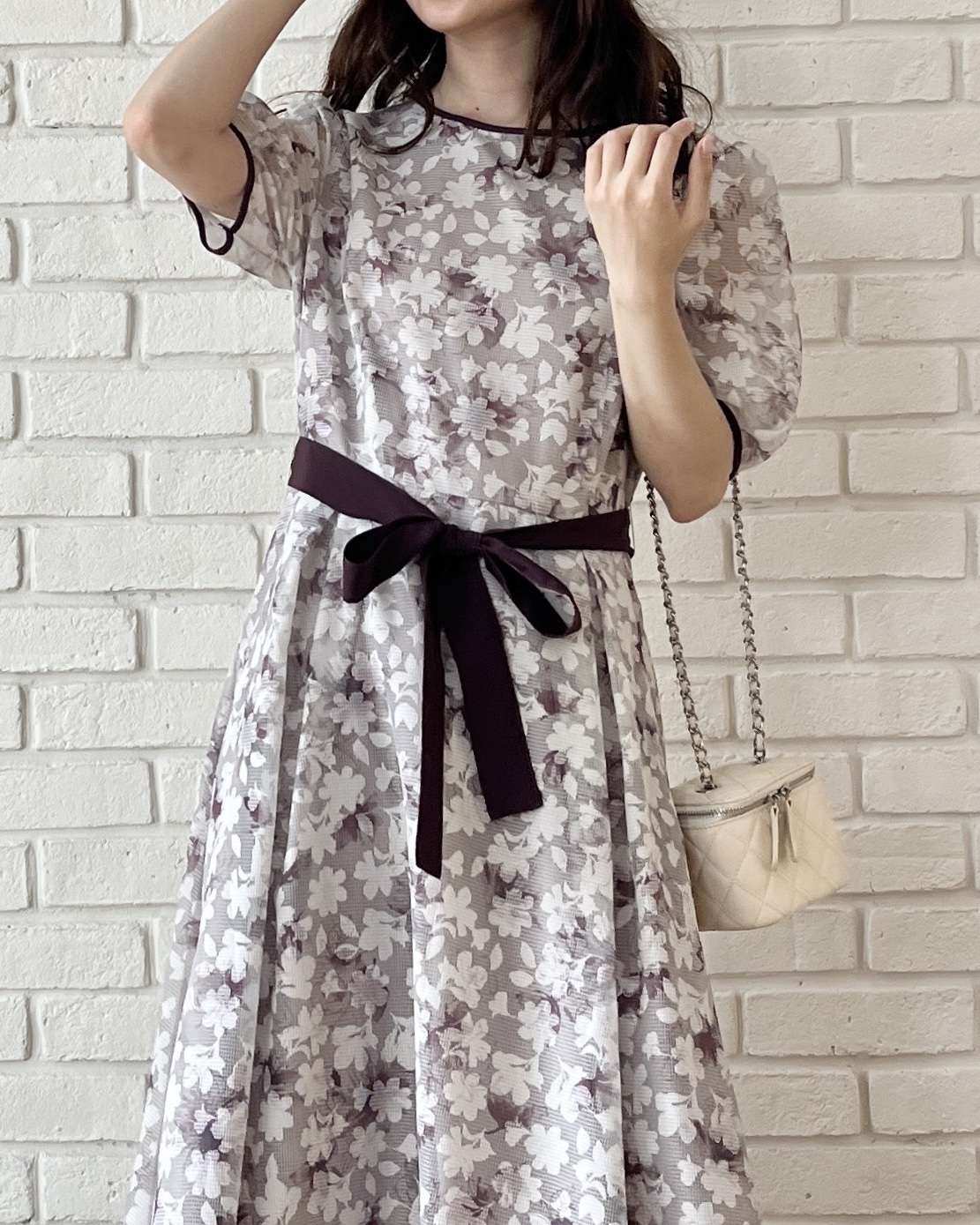 はばさんの「Couture brooch｜一枚で華やかに着映える オパールチェック花柄ワンピース【洗濯機可】」を使ったコーディネート