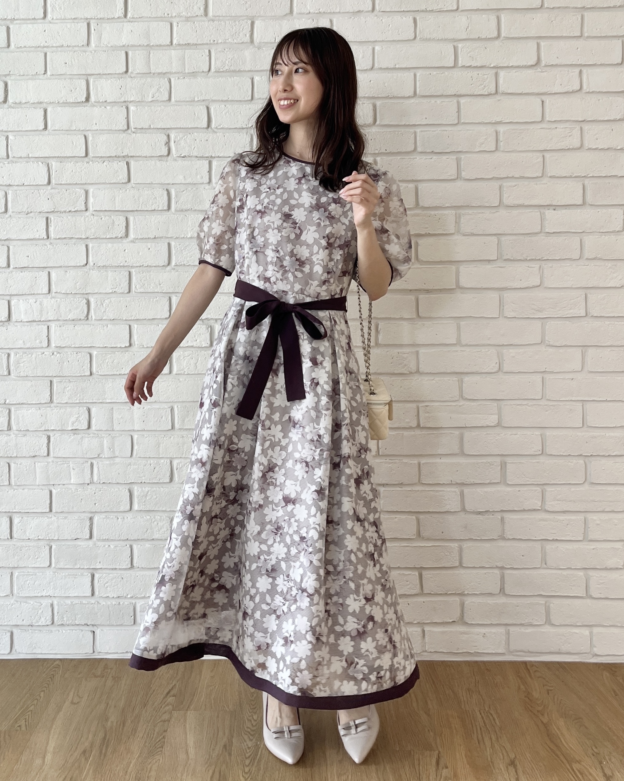 はばさんの「Couture brooch｜一枚で華やかに着映える オパールチェック花柄ワンピース【洗濯機可】」を使ったコーディネート