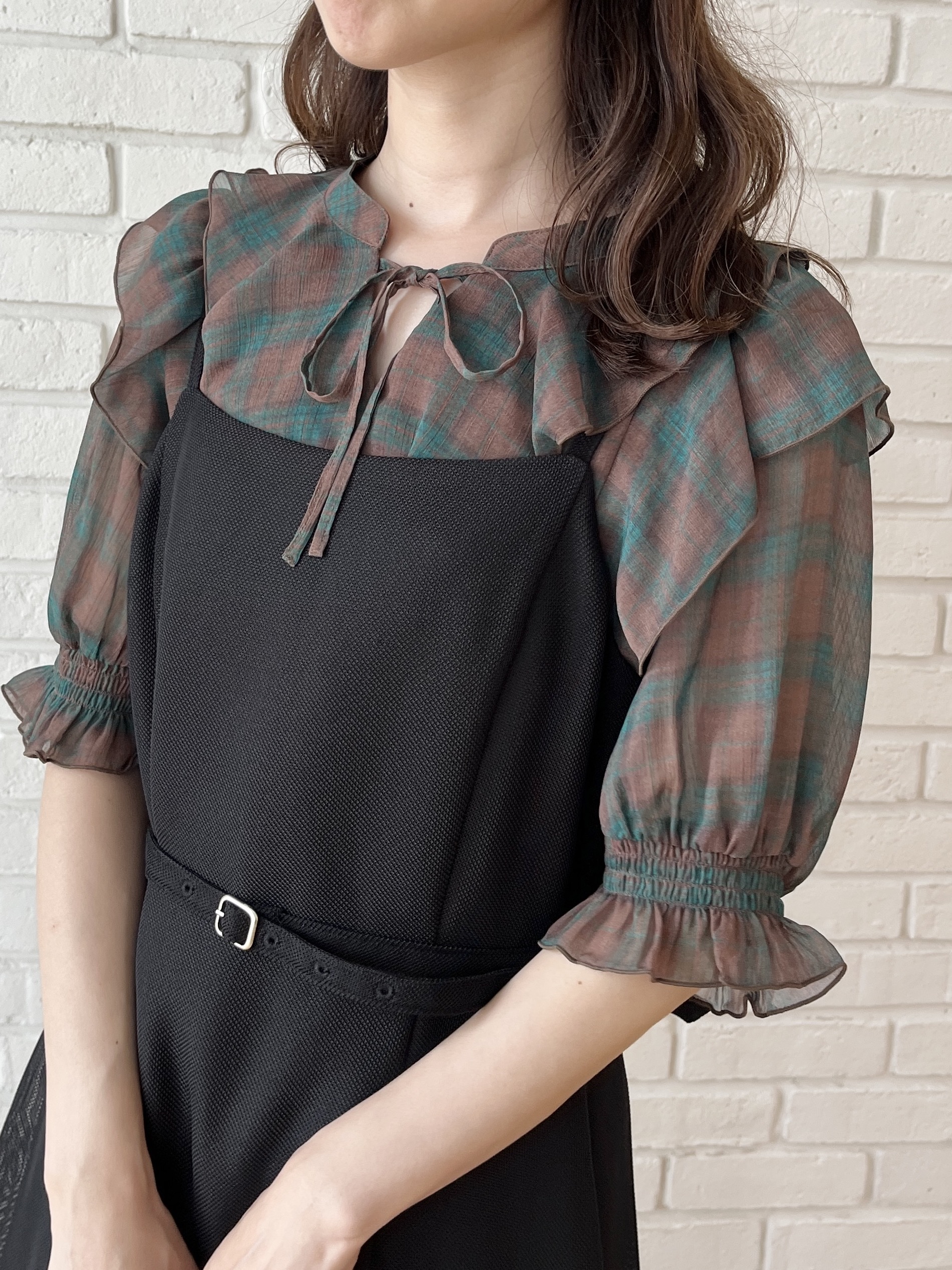 はばさんの「Couture brooch｜楊柳シフォンで涼しく フリルチェックブラウス」を使ったコーディネート