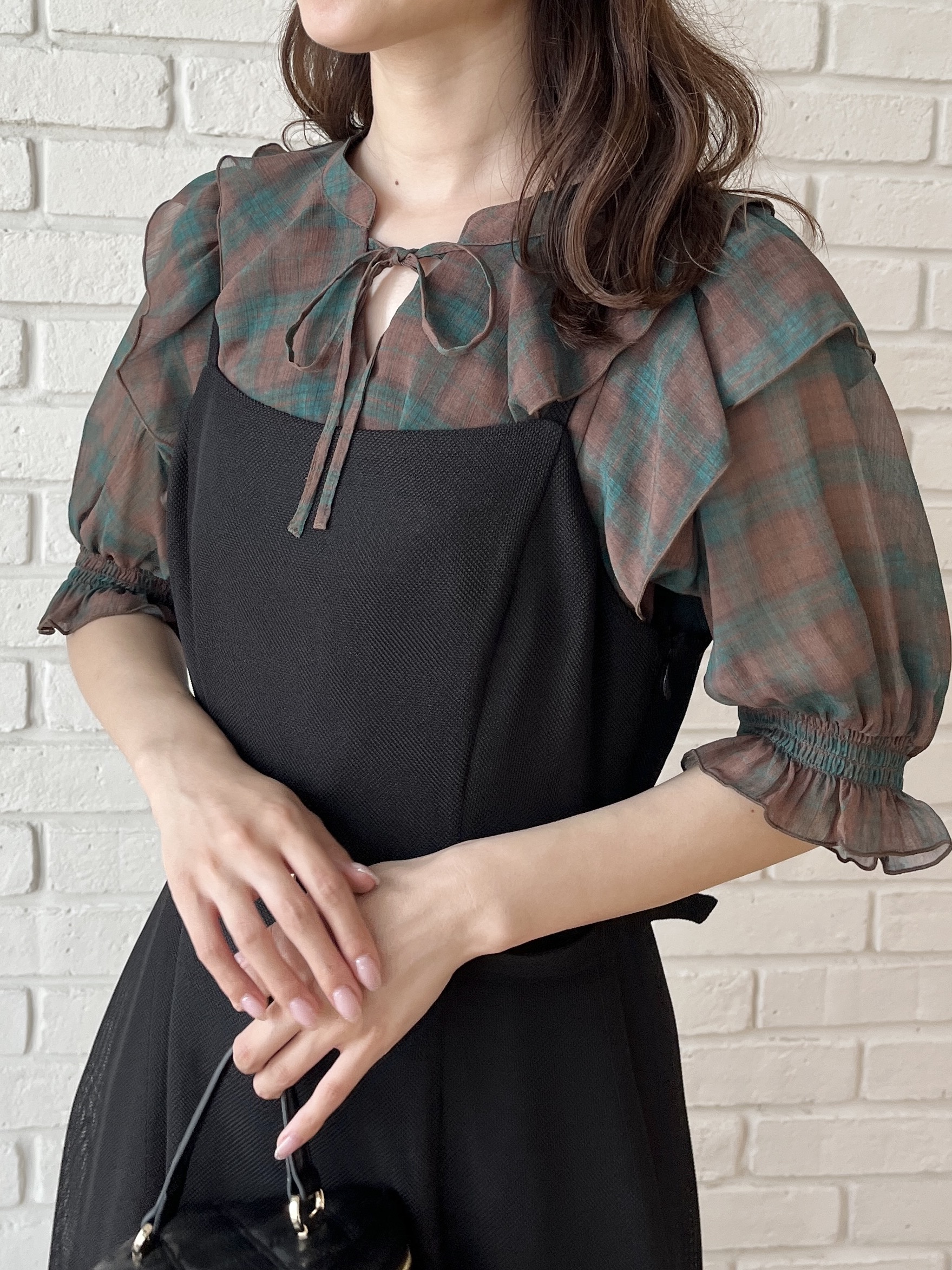 はばさんの「Couture brooch｜楊柳シフォンで涼しく フリルチェックブラウス」を使ったコーディネート