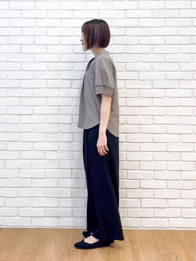 𝐜𝐡𝐢𝐤𝐚さんの「SHOO･LA･RUE｜【洗濯後しわになりにくい／インせずきまる】麻調ハシゴレーススキッパーブラウス」を使ったコーディネート