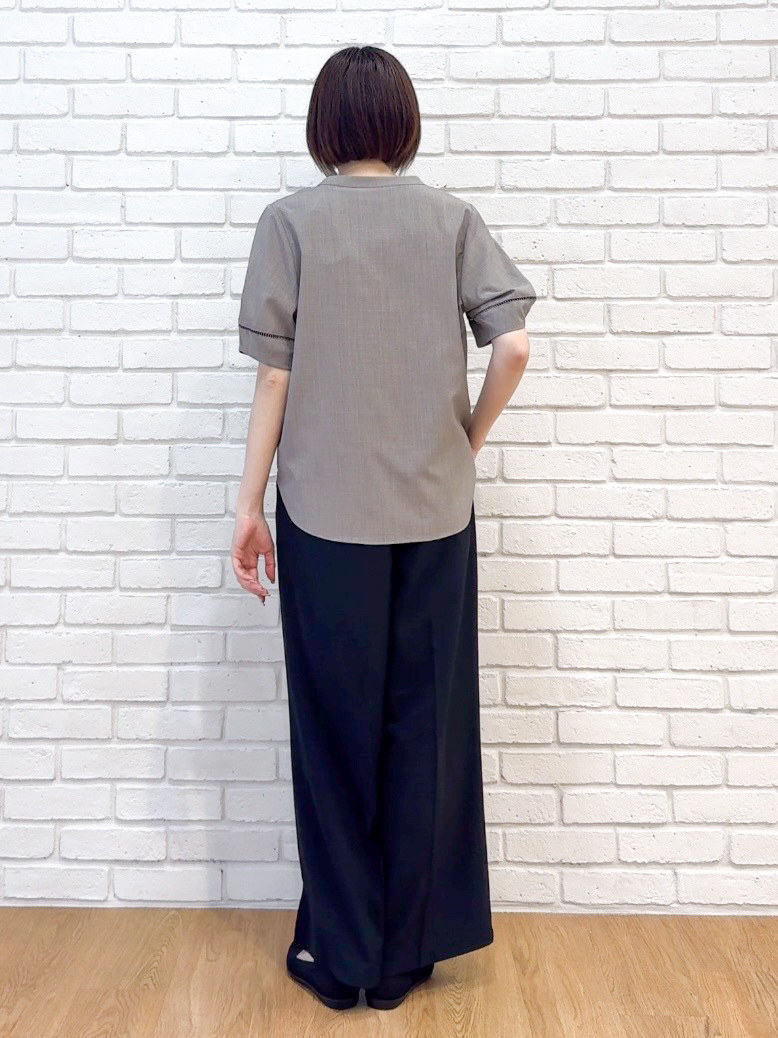 𝐜𝐡𝐢𝐤𝐚さんの「SHOO･LA･RUE｜【洗濯後しわになりにくい／インせずきまる】麻調ハシゴレーススキッパーブラウス」を使ったコーディネート