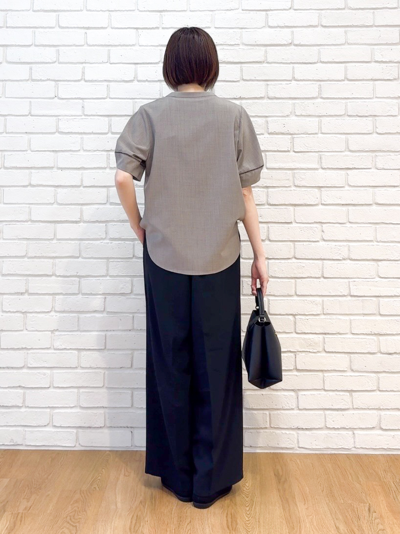 𝐜𝐡𝐢𝐤𝐚さんの「SHOO･LA･RUE｜【洗濯後しわになりにくい／インせずきまる】麻調ハシゴレーススキッパーブラウス」を使ったコーディネート