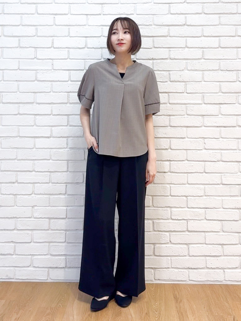 𝐜𝐡𝐢𝐤𝐚さんの「SHOO･LA･RUE｜【洗濯後しわになりにくい／インせずきまる】麻調ハシゴレーススキッパーブラウス」を使ったコーディネート