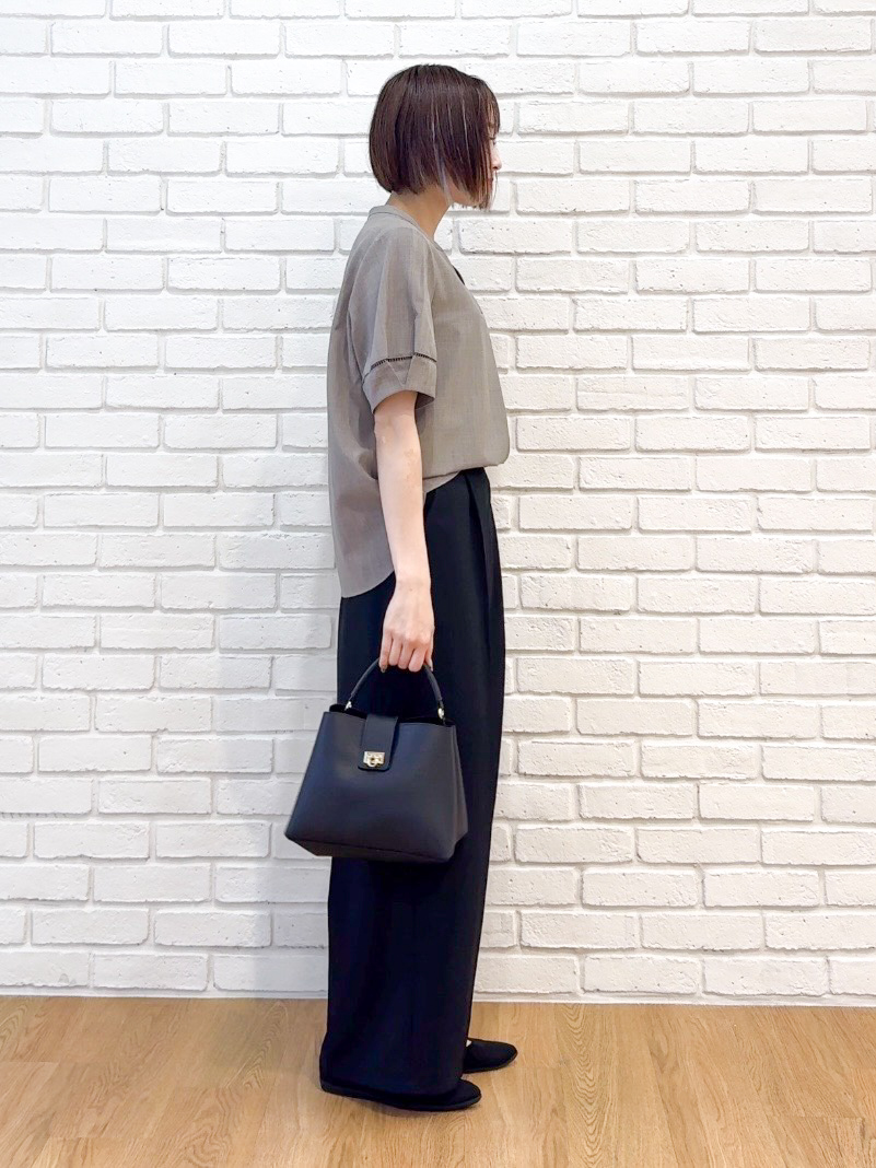 𝐜𝐡𝐢𝐤𝐚さんの「SHOO･LA･RUE｜【洗濯後しわになりにくい／インせずきまる】麻調ハシゴレーススキッパーブラウス」を使ったコーディネート