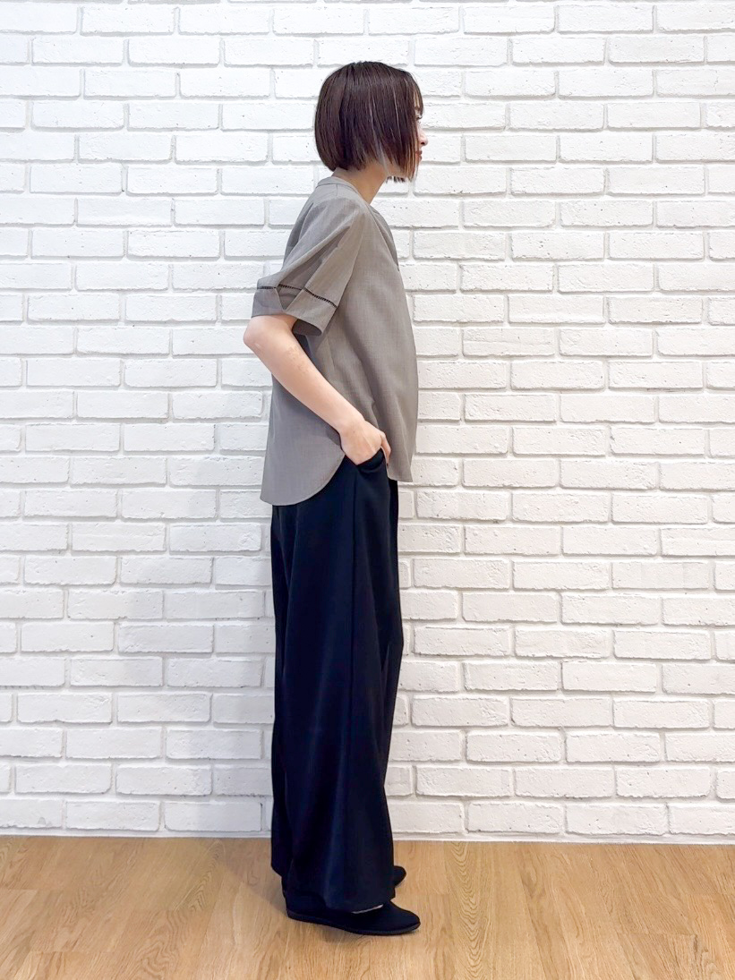 𝐜𝐡𝐢𝐤𝐚さんの「SHOO･LA･RUE｜【洗濯後しわになりにくい／インせずきまる】麻調ハシゴレーススキッパーブラウス」を使ったコーディネート