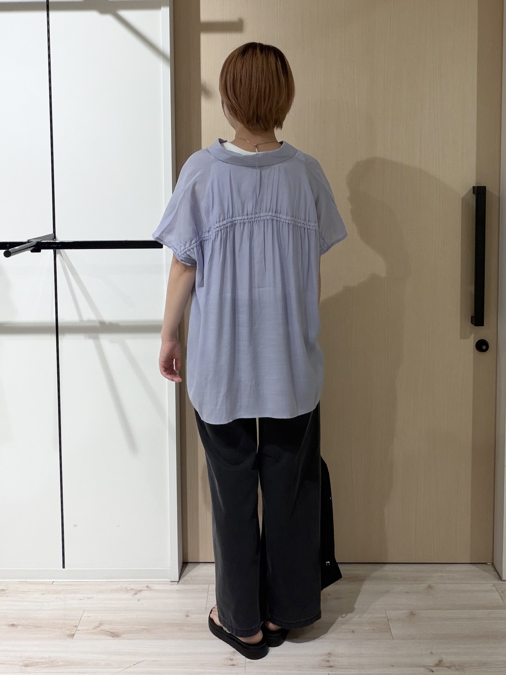 ひらしーさんの「SHOO･LA･RUE｜【ひんやり/UV】ほんのりシアーで上品な バックギャザーブラウス」を使ったコーディネート