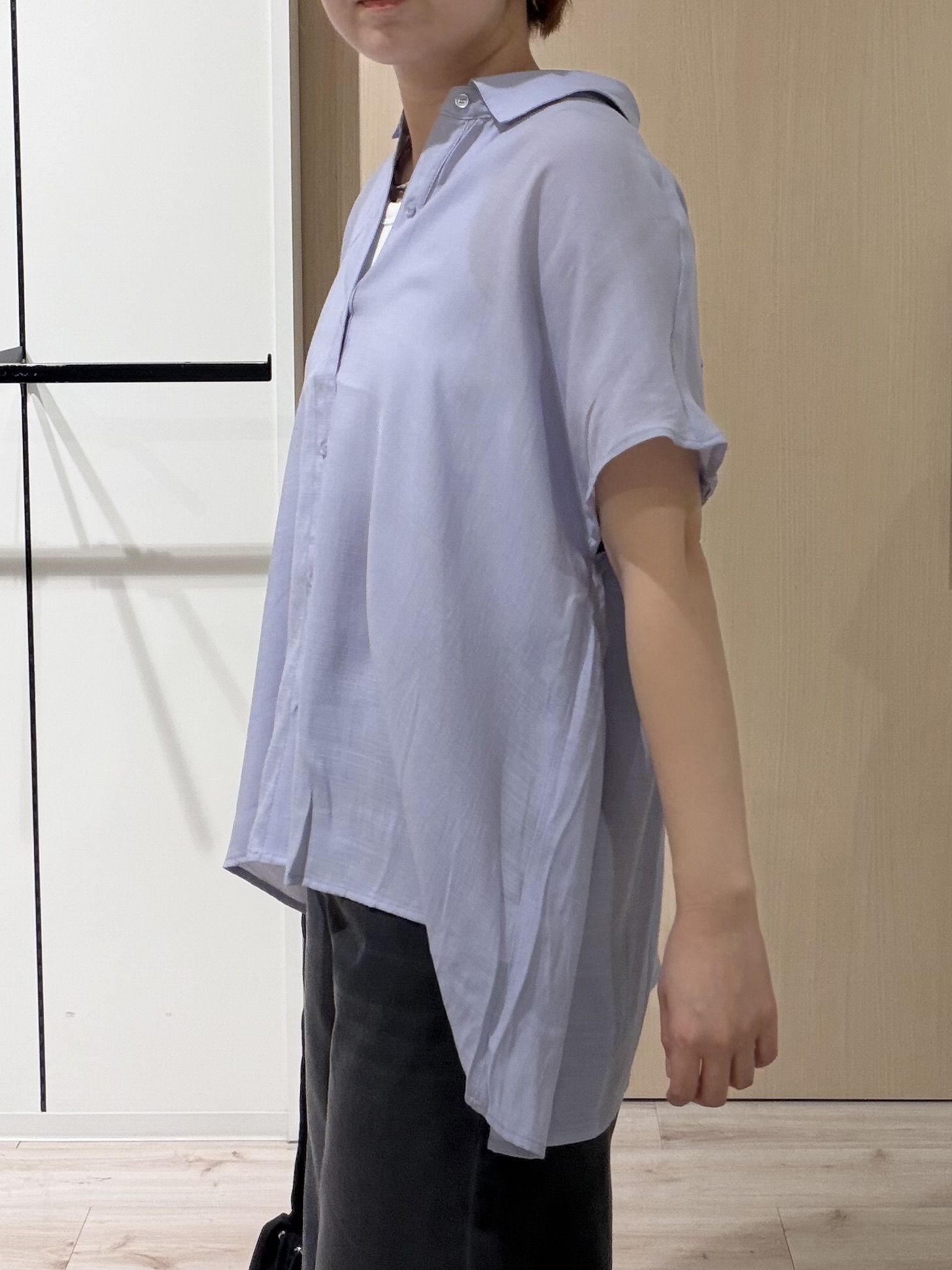 ひらしーさんの「SHOO･LA･RUE｜【ひんやり/UV】ほんのりシアーで上品な バックギャザーブラウス」を使ったコーディネート