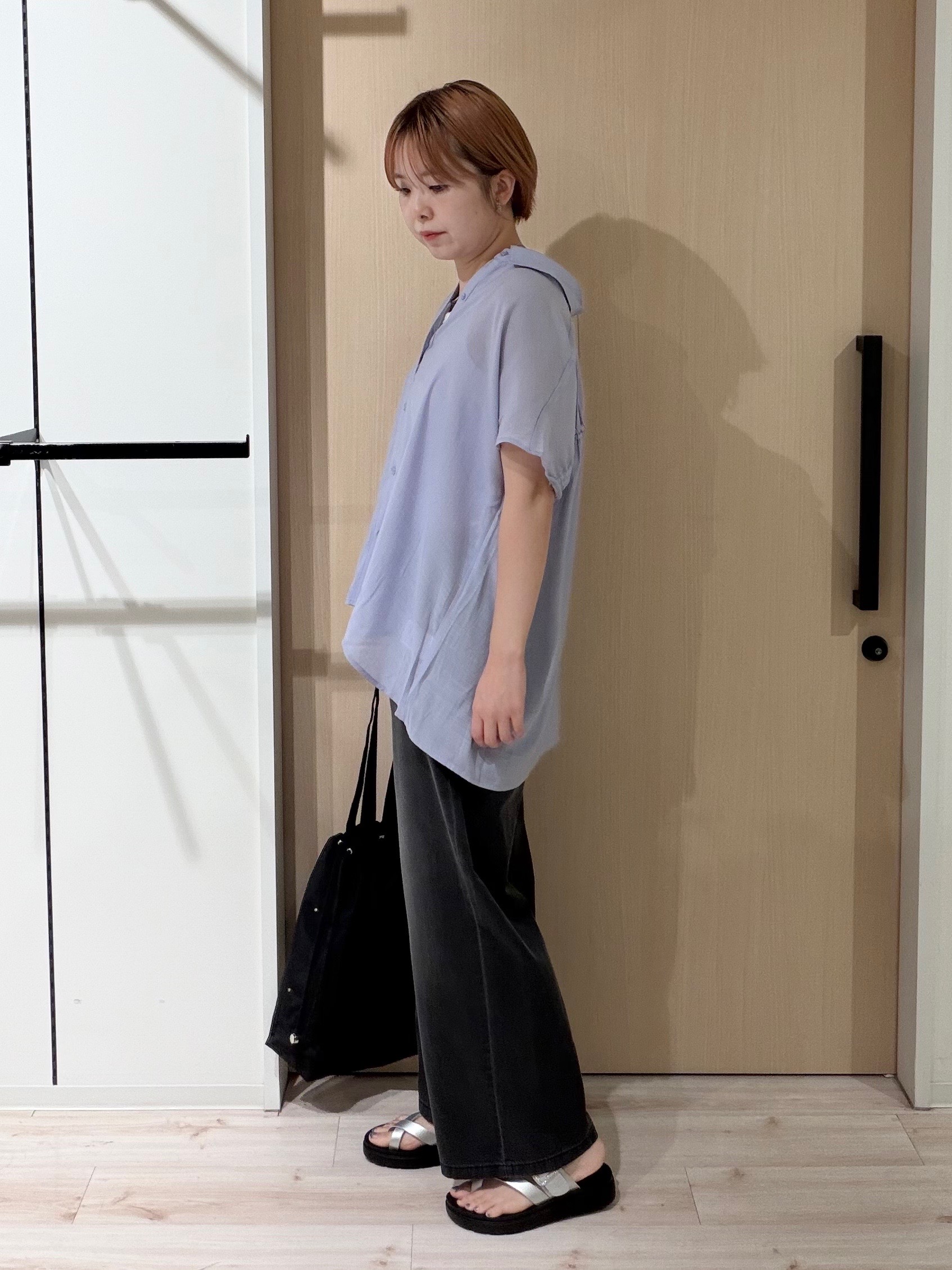 ひらしーさんの「SHOO･LA･RUE｜【ひんやり/UV】ほんのりシアーで上品な バックギャザーブラウス」を使ったコーディネート
