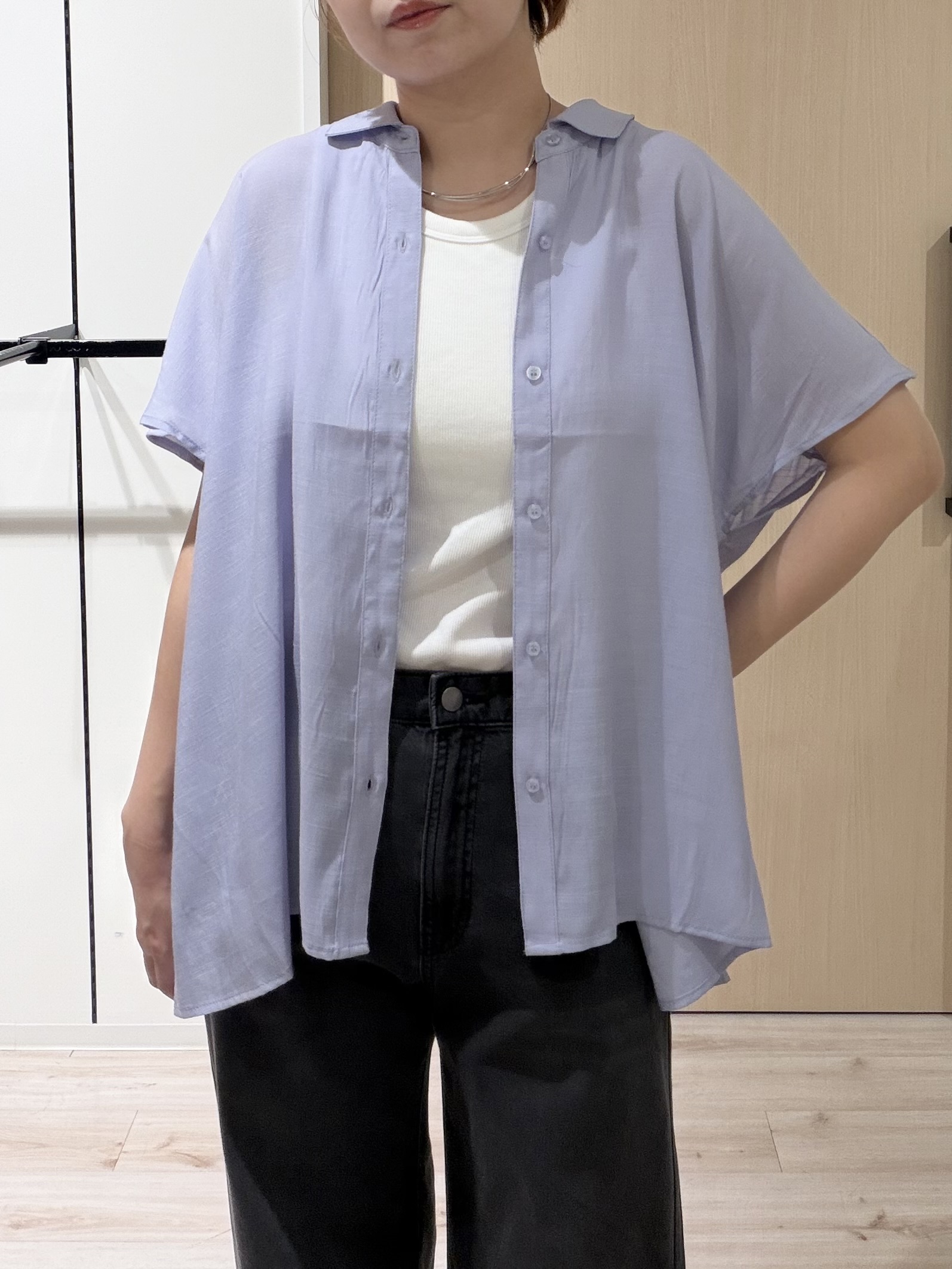 ひらしーさんの「SHOO･LA･RUE｜【ひんやり/UV】ほんのりシアーで上品な バックギャザーブラウス」を使ったコーディネート