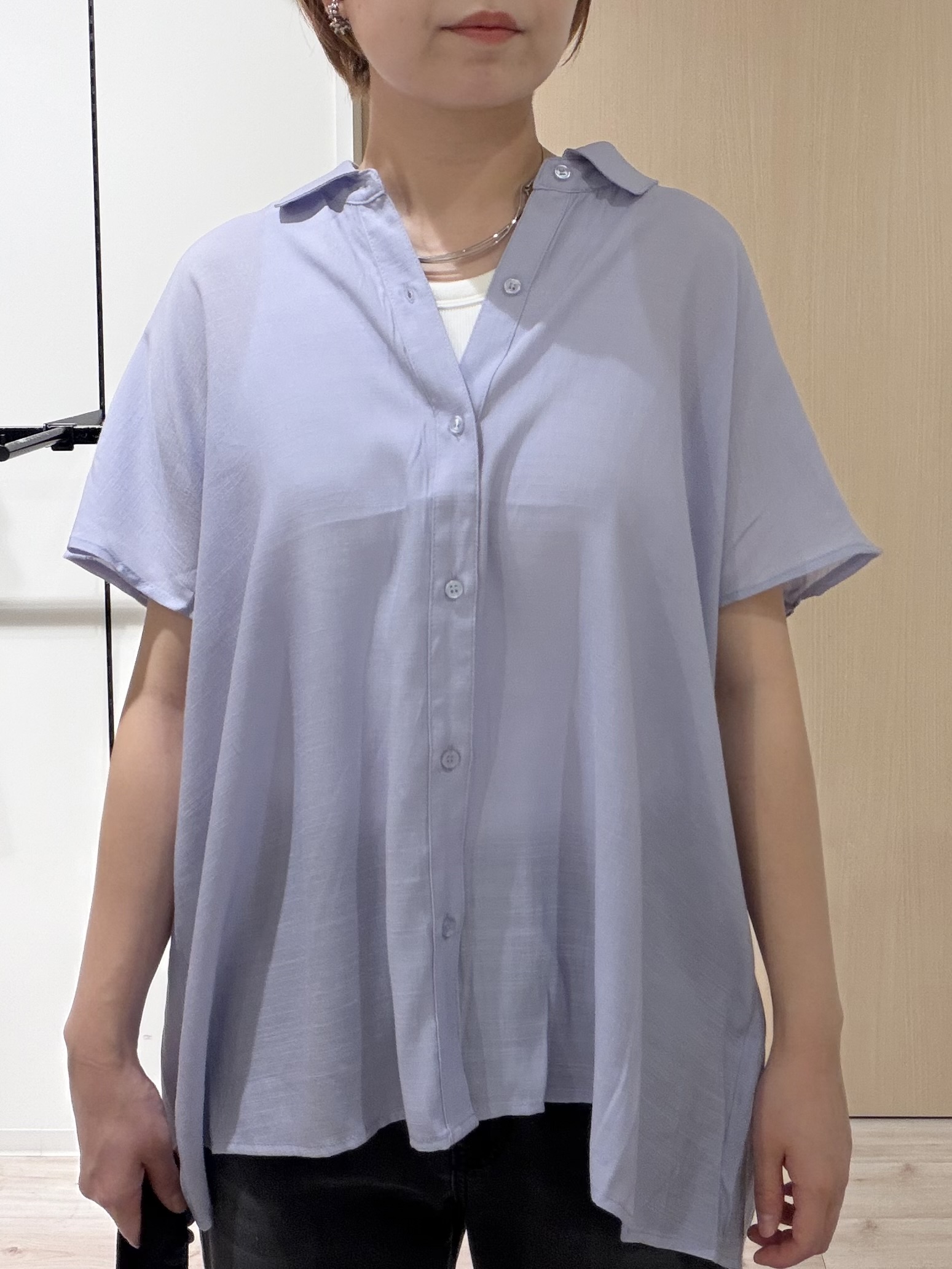 ひらしーさんの「SHOO･LA･RUE｜【ひんやり/UV】ほんのりシアーで上品な バックギャザーブラウス」を使ったコーディネート