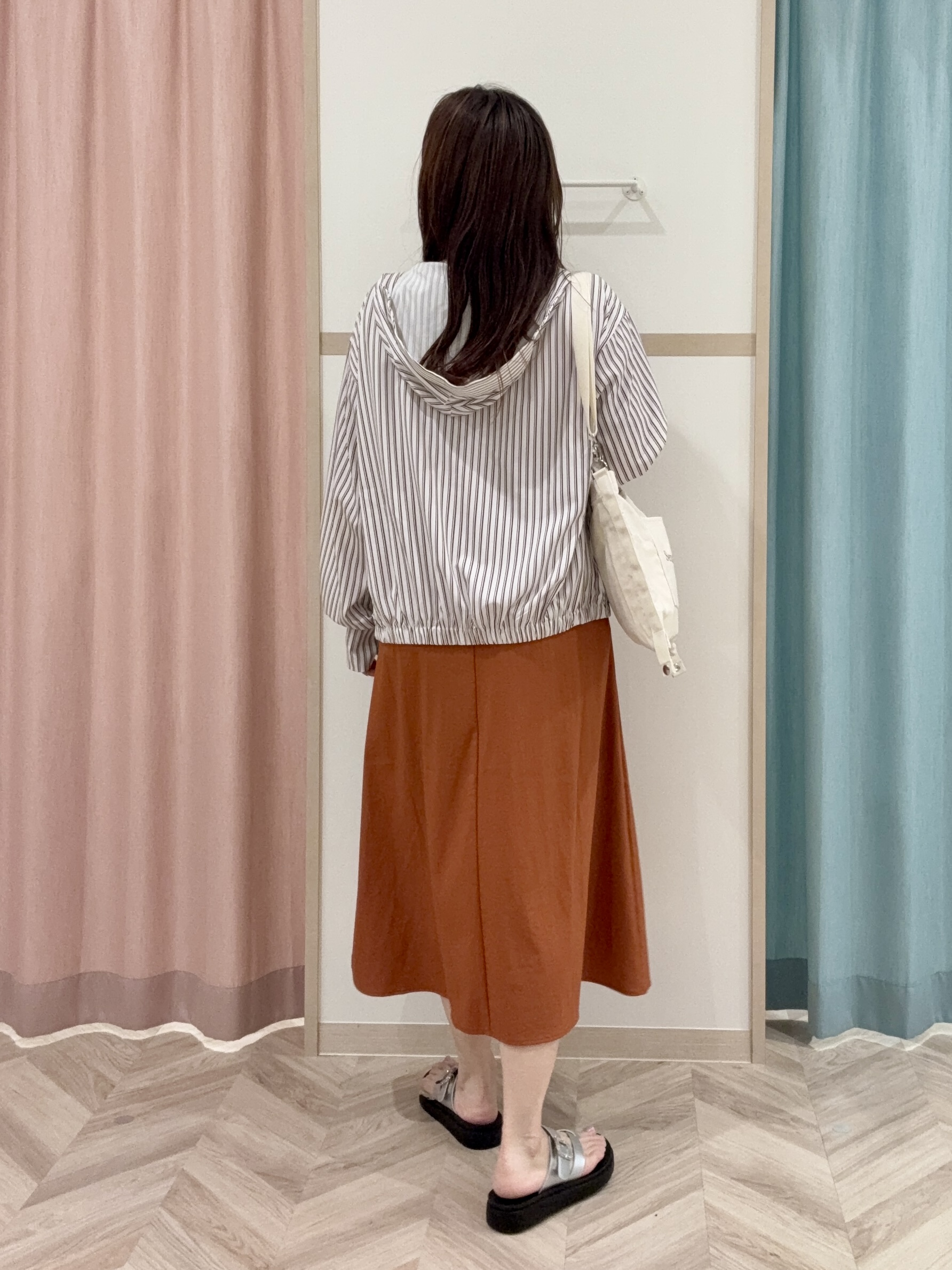 kさんの「SHOO･LA･RUE｜【ひんやり/洗濯後しわになりにくい/S-LL】お顔も手の甲もしっかりカバー　日よけ・指穴付きUVパー」を使ったコーディネート