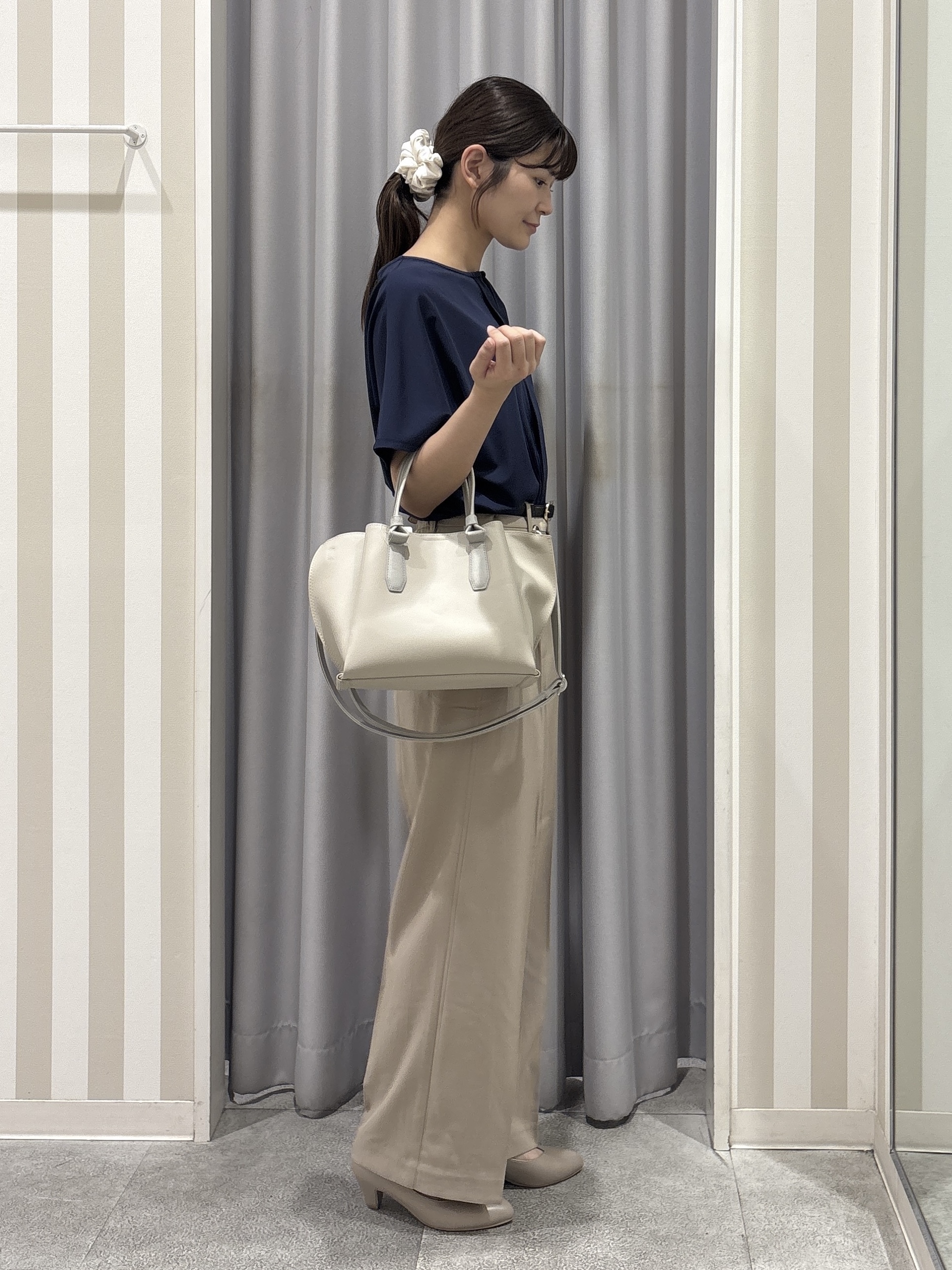 Rikaさんの「SHOO･LA･RUE｜【ひんやり／UV／通勤】洗濯後しわになりにくい メタルポイントスキッパートップス」を使ったコーディネート
