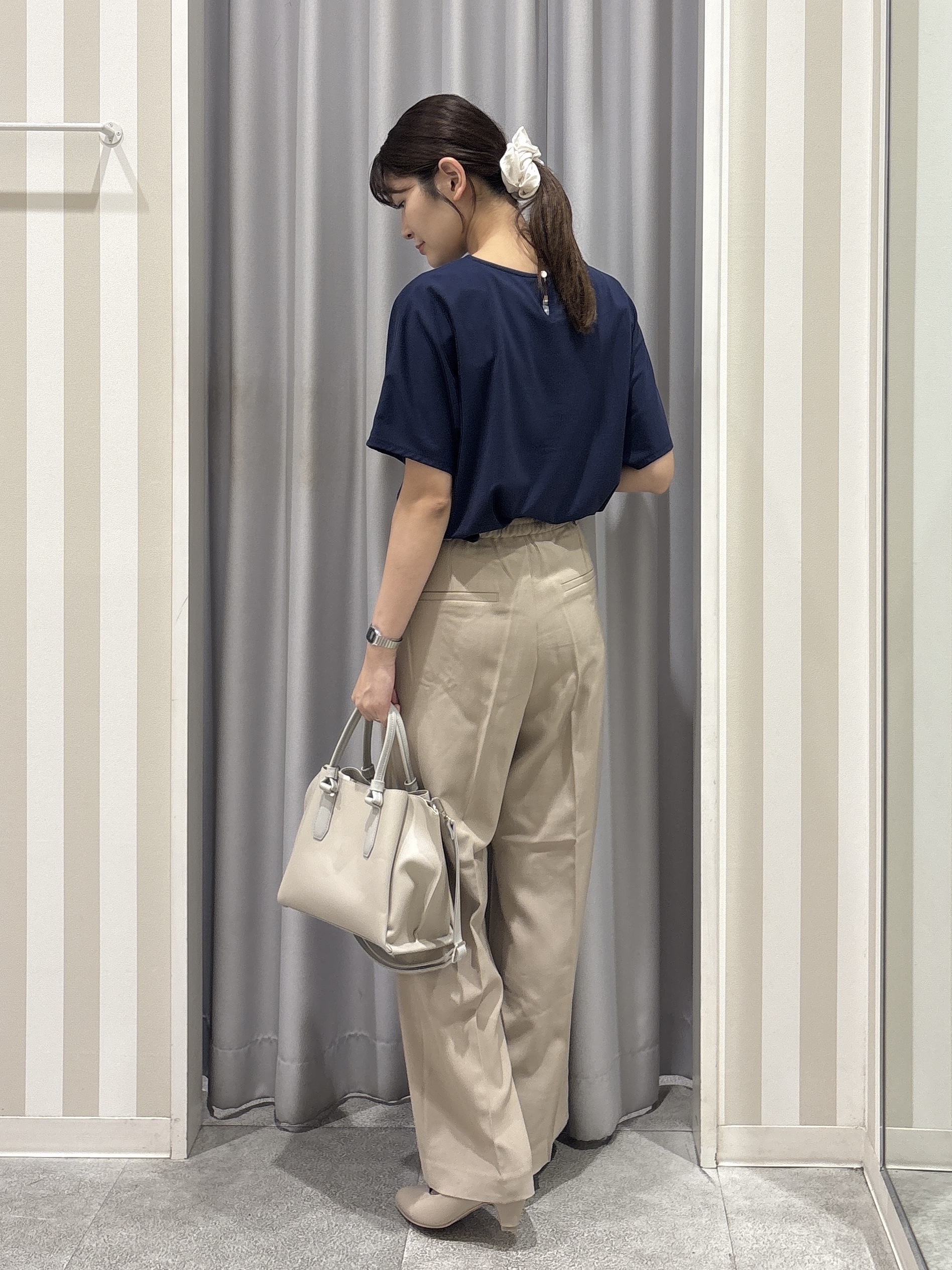 Rikaさんの「SHOO･LA･RUE｜【ひんやり／UV／通勤】洗濯後しわになりにくい メタルポイントスキッパートップス」を使ったコーディネート