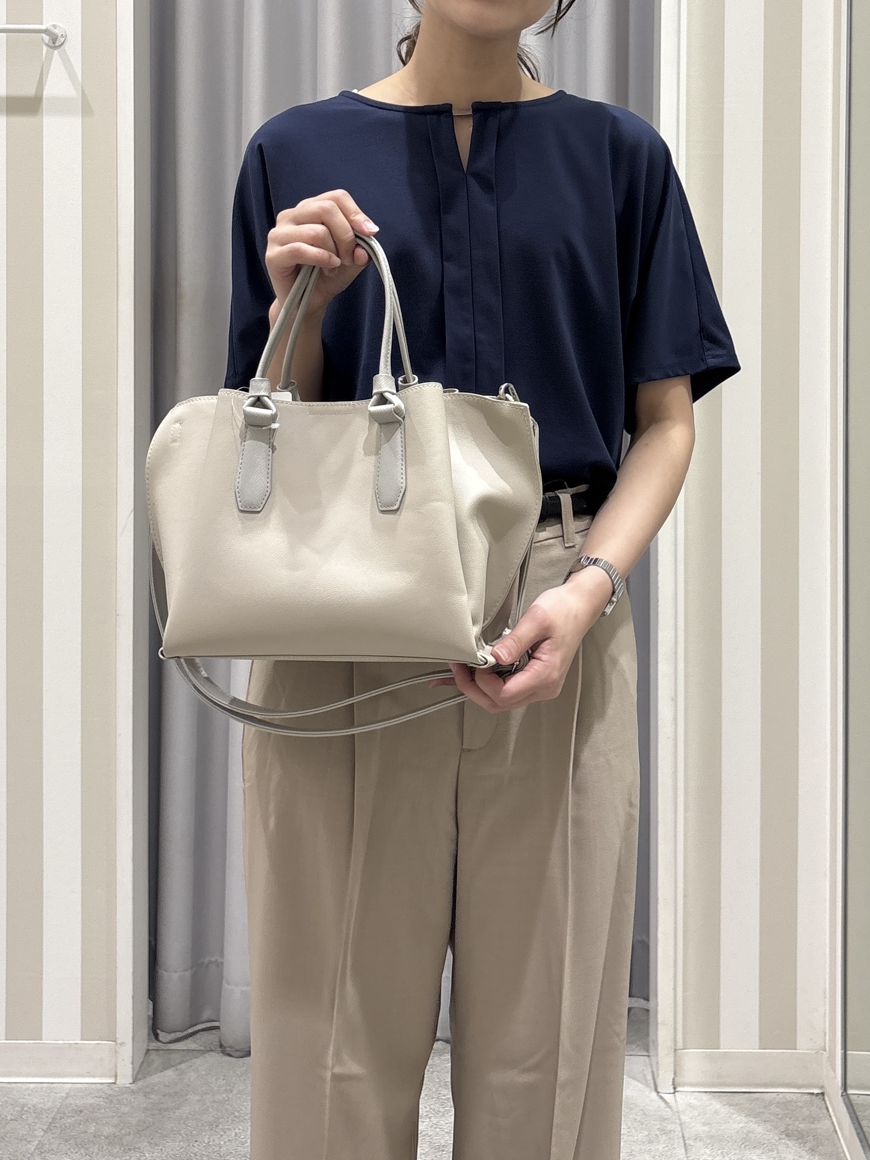 Rikaさんの「SHOO･LA･RUE｜【ひんやり／UV／通勤】洗濯後しわになりにくい メタルポイントスキッパートップス」を使ったコーディネート