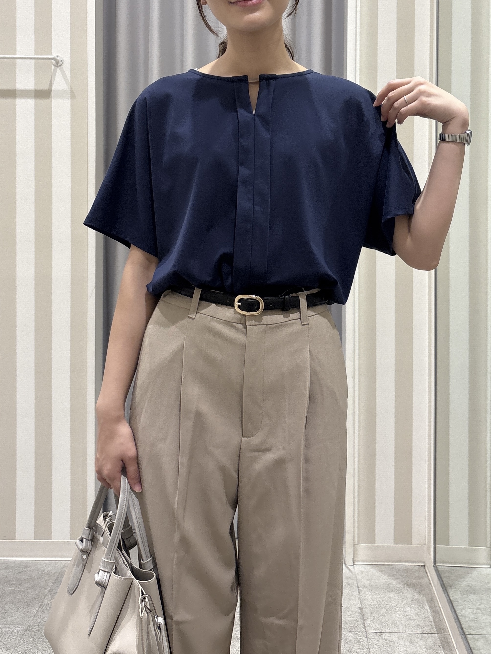 Rikaさんの「SHOO･LA･RUE｜【ひんやり／UV／通勤】洗濯後しわになりにくい メタルポイントスキッパートップス」を使ったコーディネート