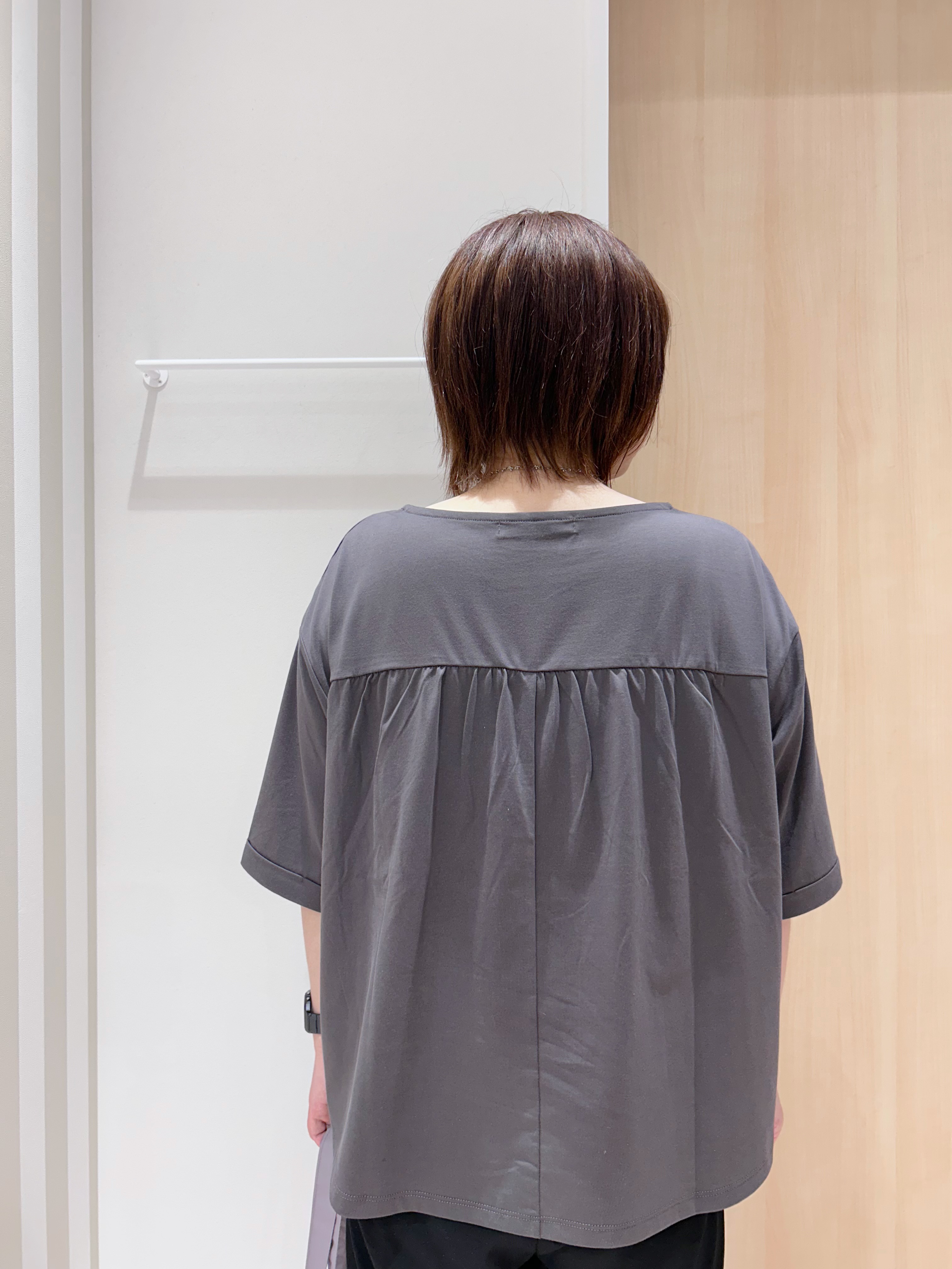 maaaさんの「SHOO･LA･RUE｜【ひんやり/体型カバー】首元すっきり ゆるバックギャザーTシャツ」を使ったコーディネート