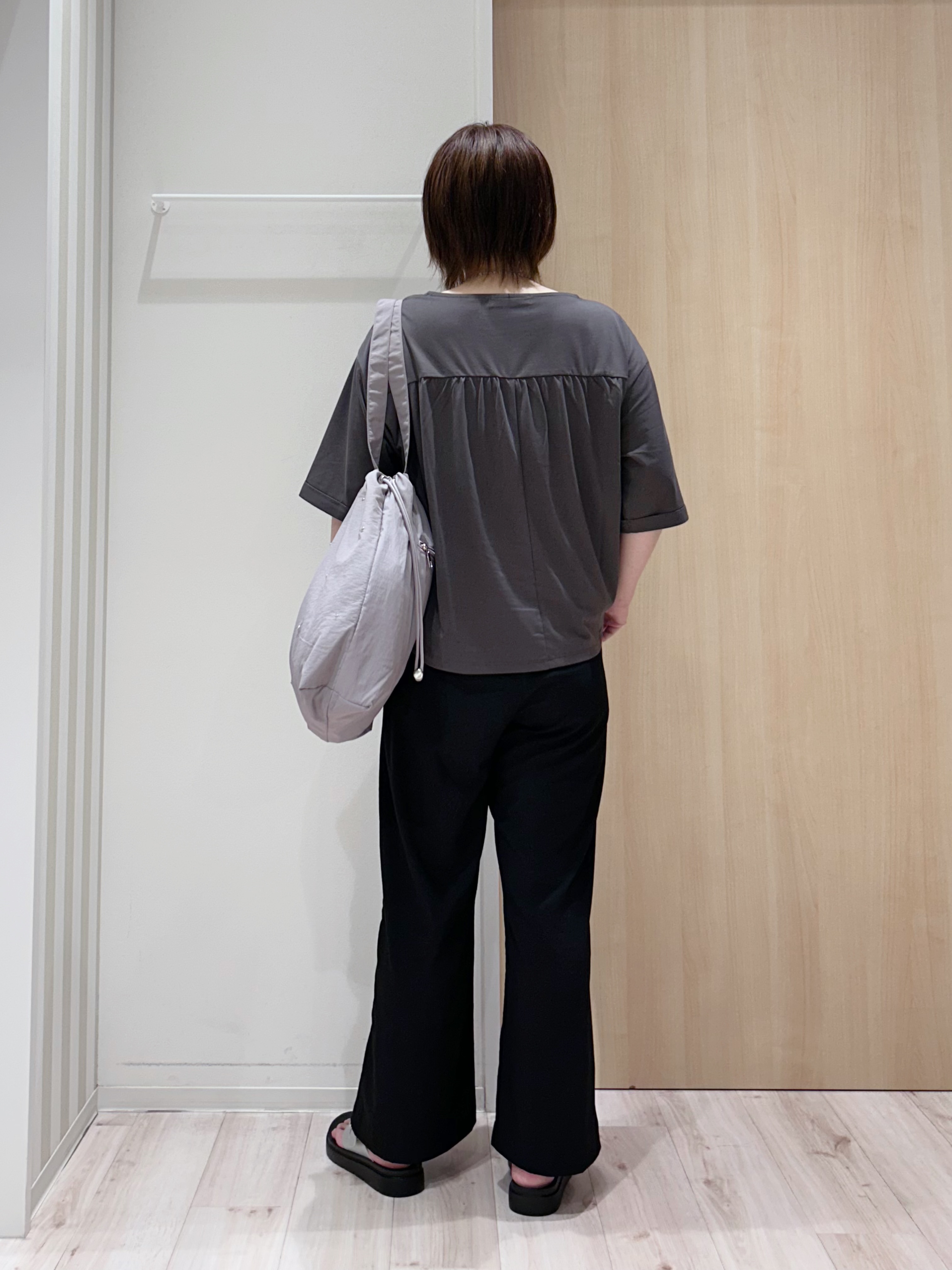 maaaさんの「SHOO･LA･RUE｜【ひんやり/体型カバー】首元すっきり ゆるバックギャザーTシャツ」を使ったコーディネート