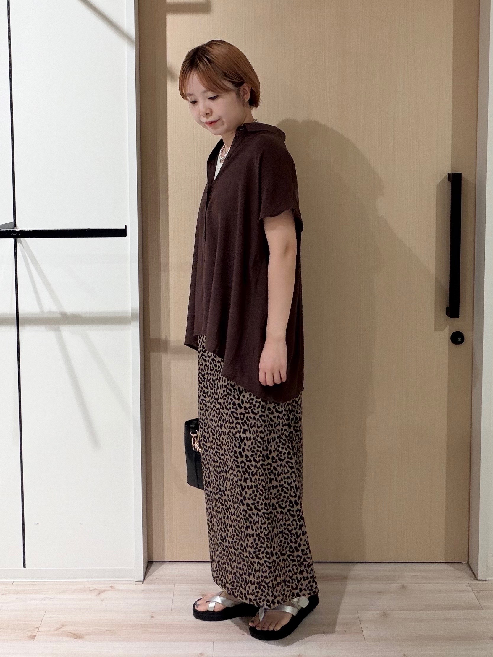 ひらしーさんの「SHOO･LA･RUE｜【UV/洗濯機可】ほんのりシアーで上品な バックギャザーブラウス」を使ったコーディネート