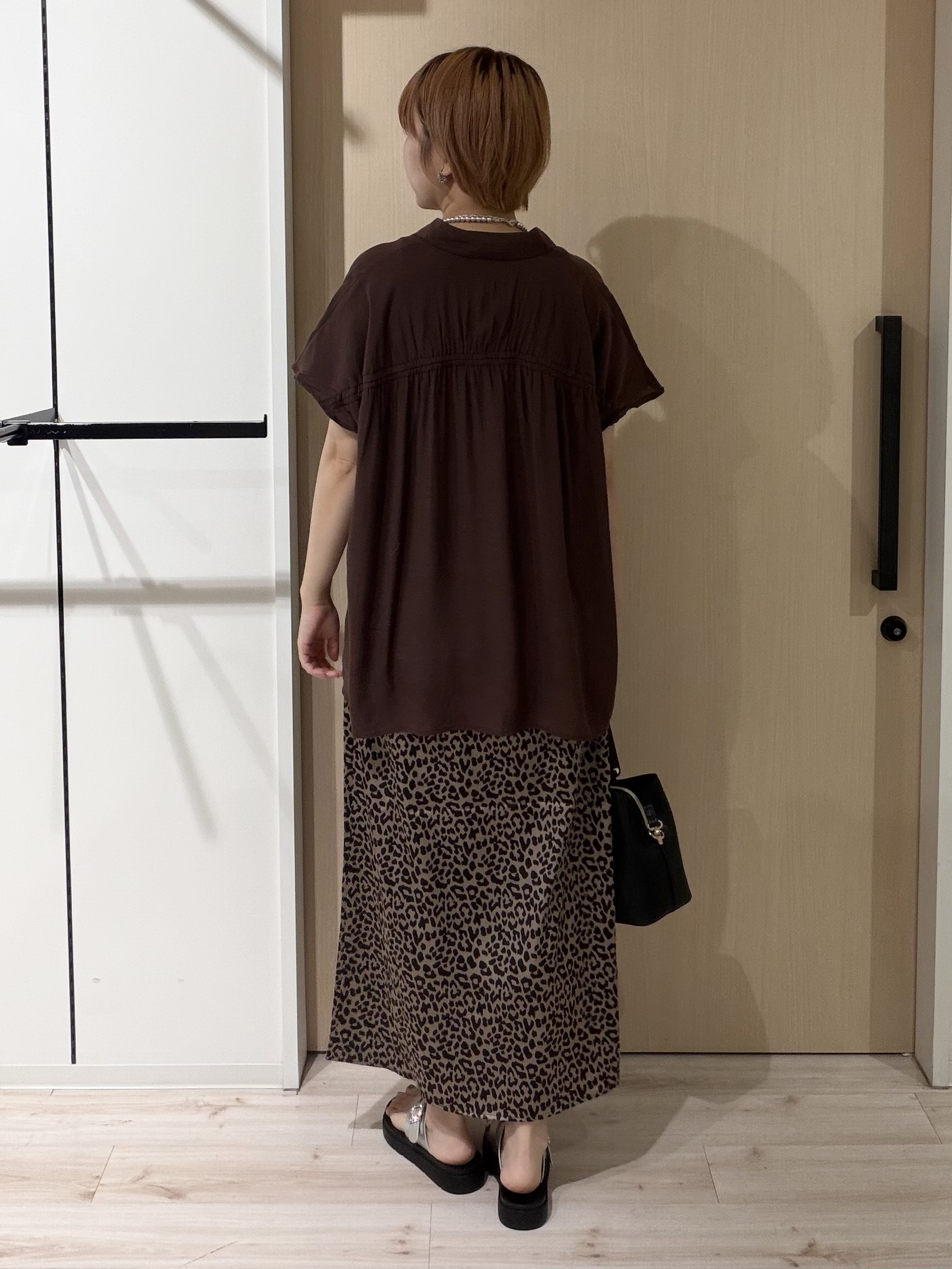 ひらしーさんの「SHOO･LA･RUE｜【UV/洗濯機可】ほんのりシアーで上品な バックギャザーブラウス」を使ったコーディネート
