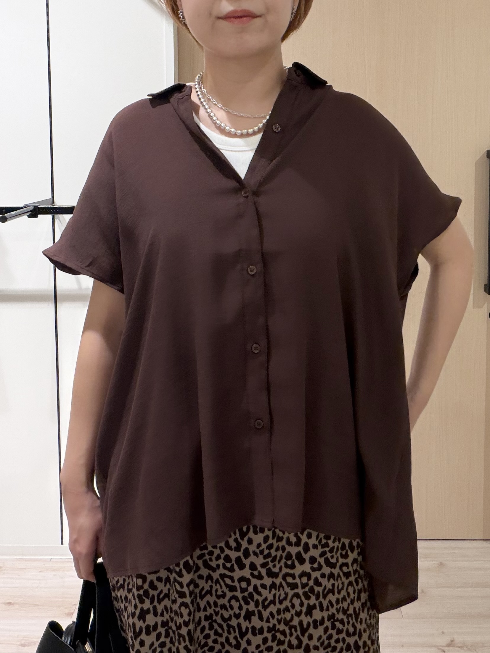 ひらしーさんの「SHOO･LA･RUE｜【UV/洗濯機可】ほんのりシアーで上品な バックギャザーブラウス」を使ったコーディネート
