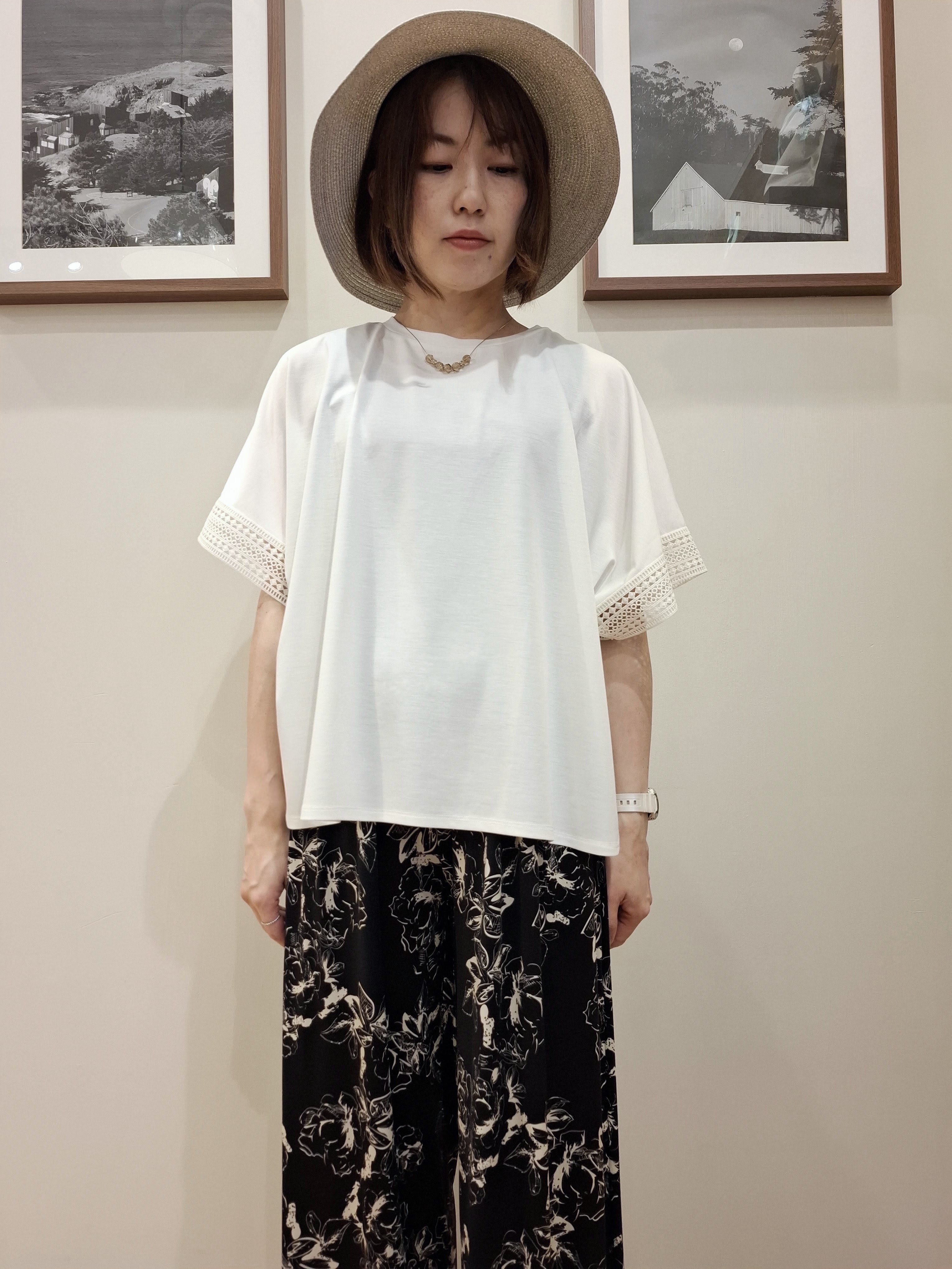 まあるさんの「SHOO･LA･RUE｜【ひんやり/UV/体型カバー】ヒップ周りが隠せる ひんやりお袖レースTシャツ」を使ったコーディネート