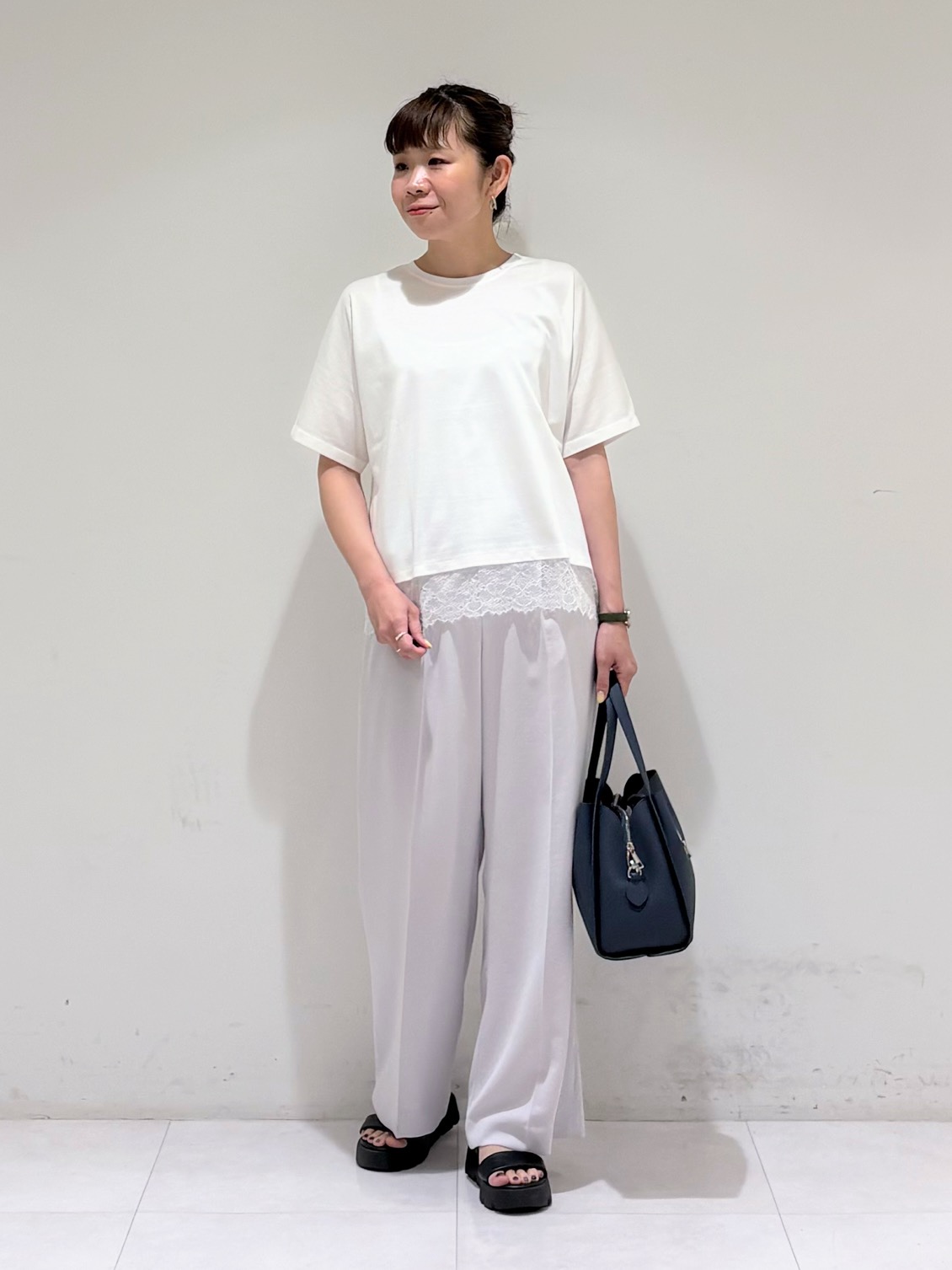 tsuyuさんの「INDIVI｜【合皮／ショルダー付】メタルデザイン ミドルバッグ」を使ったコーディネート