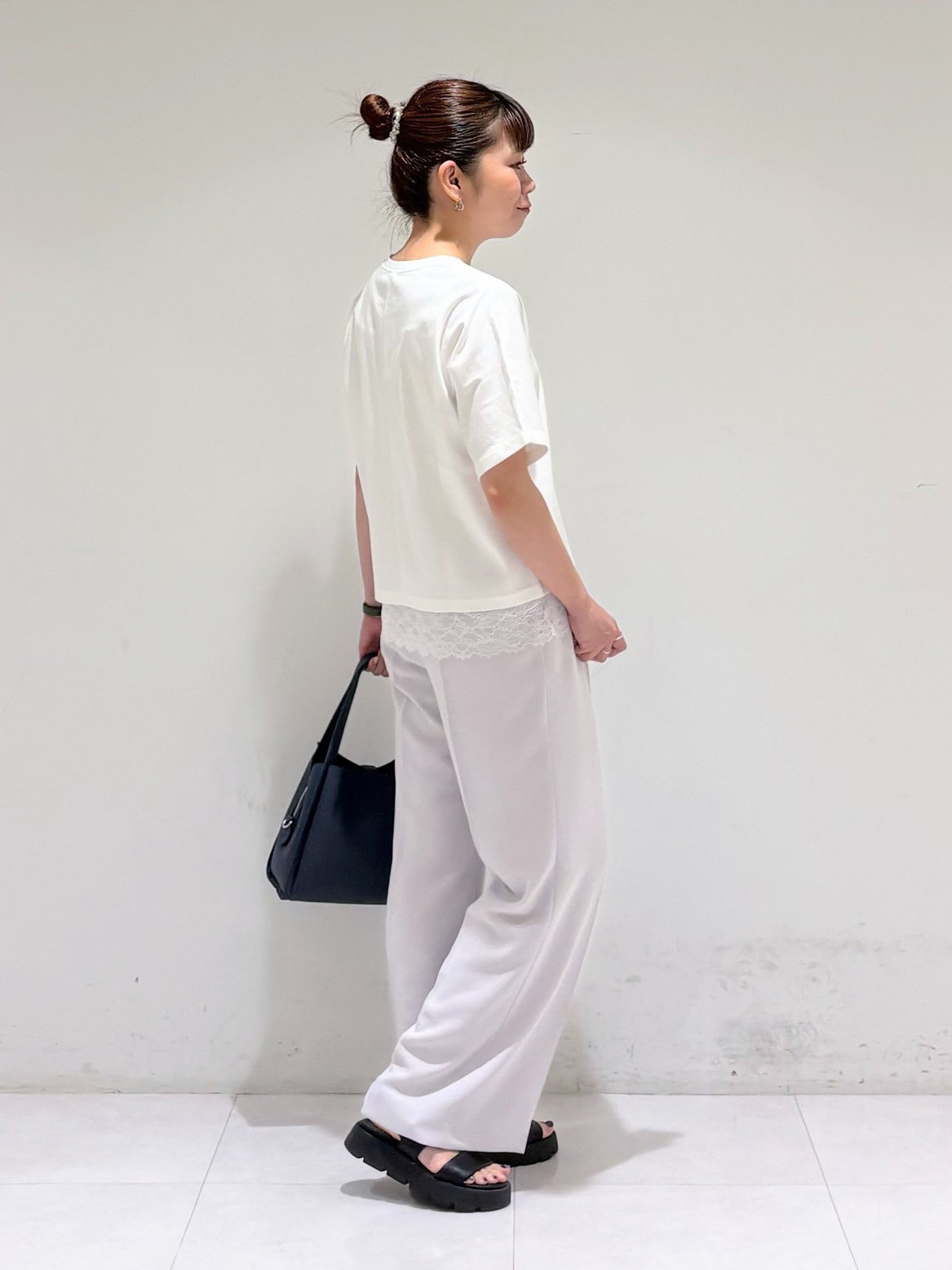 tsuyuさんの「INDIVI｜【合皮／ショルダー付】メタルデザイン ミドルバッグ」を使ったコーディネート